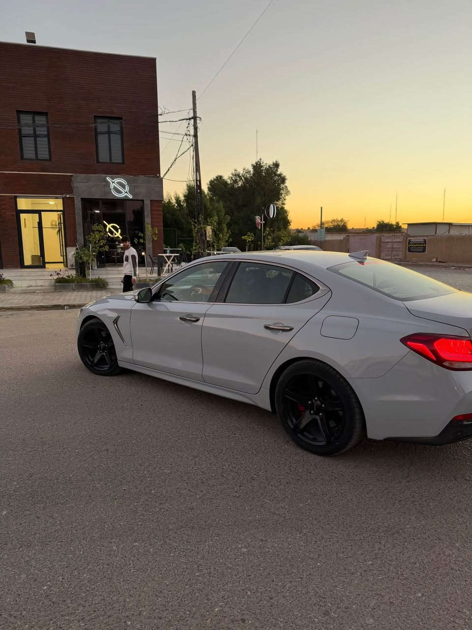 السلام عليكم جينسس G70                                                 موديل: 2020                                      
محرك: (2.0T)
الممشى:(54,000mil) حوالي ال(83,000Km)
الاجزاء المتضرره : بنيد صبغ في امريكا وبلعراق باب عكس السايق بيه بارد بسيط 
المواصفات: فول برستيج (اعلى فئه)
ملاحظة: السيارة نظيفه حيل ومال جناي السيارة كله على ايدي رقمه بغداد باسمي مشروع وطني تحويل ثاني يوم للي يحب يستفسر عليه هذا رقمي (***********) 
مكان السيارة: النجف الاشرف النجف, العراق
