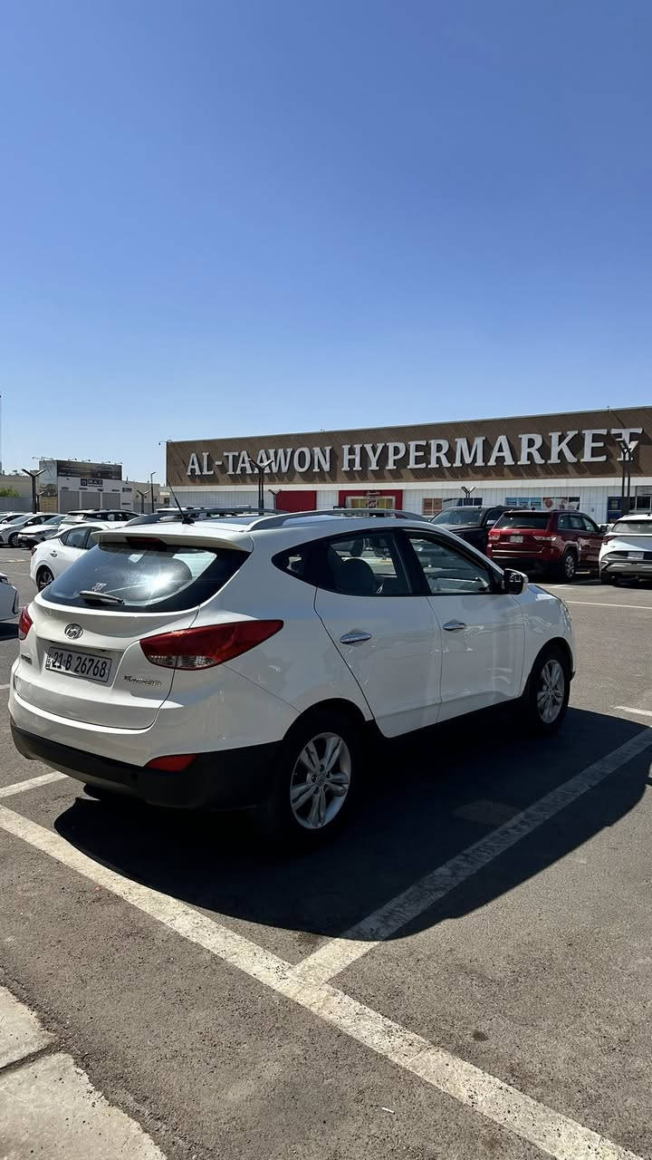 السلام عليكم .. توسان خليجية للبيع 2012 ، 
مكينة 2400 السيارة بحالة جيدة وفول مواصفات سقف فتحتين بانوراما وشاشة كبيرة وكامرة خلفية اشاير بالمري، بيها صبغ بنيد ونص باب السايق وطخات خفيفة والسعر محسوب على هذا الاساس
السيارة ماشية 223 الف المكينة والكير بحالة جيدة جدًا دهن كله من الحسام وبانزين محسن 
سعرها 125 ورقة والسعر قابل للتفاوض 
عنواني بغداد الأعظمية المقبرة الملكية 
للتواصل ***********
