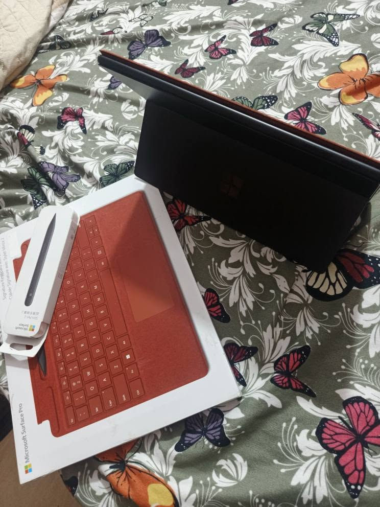 للبيع جهاز Microsoft Surface Pro 11 
بحالة ممتازة جداً ✨ شبه جديد
استخدام قليل جداً — فقط 25 دورة شحن 🔋
💻 المواصفات:
• الشاشة: 13 إنش PixelSense
• المعالج: Snapdragon X Plus بسرعة 3.4GHz ⚡
• الرام: 16GB RAM
• التخزين: 512GB SSD
• نظام تشغيل Windows 11
• أداء قوي، خفيف جداً، وبطارية ممتازة
🎁 يأتي مع:
✅ الكيبورد الأصلي Surface Keyboard
✅ القلم الأصلي Surface Pen
جهاز مثالي للعمل، الدراسة، الاجتماعات، التصميم والمهام اليومية 👌
📌 الحالة: نظيف جداً مثل الجديد
📩 للتواصل والاستفسار خاص بغداد, العراق


**إذا كنت صاحب هذا الإعلان وتريد حذفه لأي سبب، رجاءا أرسل رسالة إلى الدعم الفني**