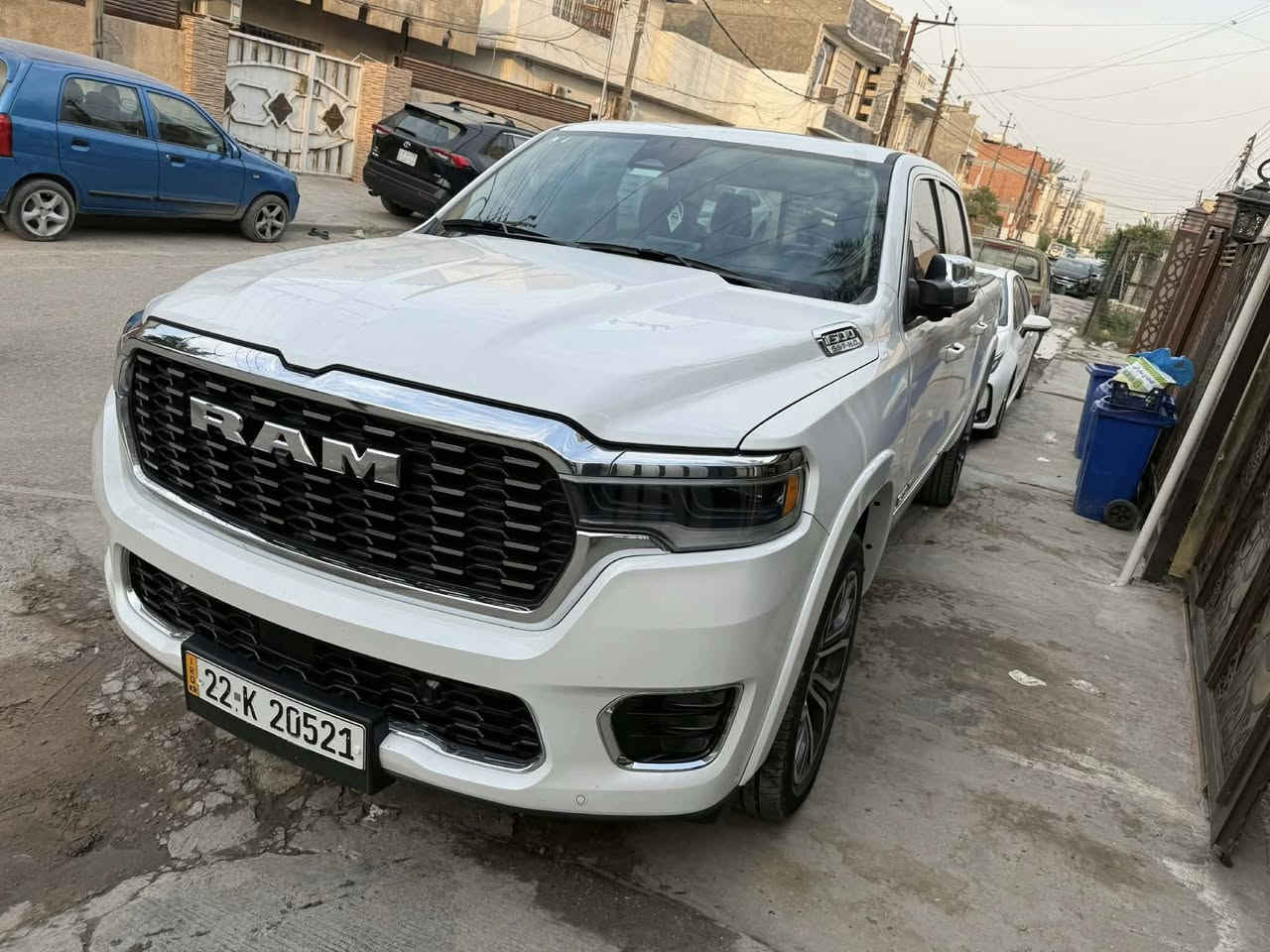 رام 1500 - تنگستن 
الموديل: 2025 (خليجي وكاله هارلم )
المحرك: 3.0 لتر 6 سلندر (I-6) توين توربو 
القوة الحصانية: 540  
عزم الدوران (نيوتن-م): 707

المواصفات: 
*نظام دفع رباعي 4 x 4 متطور 
*نظام التعليق الهوائى (جكات)
*بانوراما
*صناديق حمولة خارجية على جوانب الصندوق (رام بوكس)
*الصندوق كهربائي
*دواسات جانبية كهربائية
*ويل المنيوم قياس 22 انج 
*شاشة التحكم الرئيسية بقياس 14.4 انج مع نظام ملاحة 
*شاشة ترفيهية للراكب الامامي لمس بقياس 10.25 انج ومدخلHDMI وUSB 
*شاشة القيادة الرقمية بقياس 12 انج 
*شاشة عرض لوحة القيادة على الزجاج الأمامي (داتا شو)
*رادار مع خاصية التوقف والانطلاق 
*حساسات امامية وخلفية
*كاميرات 360 للرؤية المحيطية 
*المرآة الداخلية مزودة بشاشة لعرض الكاميرا الخلفية
*تحذير النقطة العمياء 
*تحذير الخروج عن المسار
*نظام المحافظة على البقاء فى المسار 
*نظام التعرف على اشارات المرور 
*خاصية المساعدة على التوجية فى التقاطعات لتفادى الحوادث
*نظام مانع تصادم خلفي 
*نظام القيادة شبه الذاتية
*مقصورة الركاب من الجلد الفاخر بلونين
*مقعد السائق والراكب والمقاعد الخلفية تدفئه تبريد
*مقعد السائق والراكب مساج
 *مقعد السائق والراكب قابل للتعديل كهربائيًا بـ 20 وضعية
*مقعد السائق مزود بذاكرة لحفظ وضعيات الجلوس
*نظام ابل كار بلاى و اندرويد اوتو لاسلكي 
*نظام صوتي فاخر Klipsch Reference Premiere مع 23 مكبر صوت 1228 واط 
*دخول ذكي (بصمة)
*نظام التشغيل عن بُعد
*مصابيح أمامية أوتوماتيكية زينون مع مصابيح نهارية LED وكشافات ضباب LED 
*نظام التحكم التلقائي في الضوء العالى 
*إضاءة متحركة أمامية / خلفية خارجية
*مرايا خارجية قابلة للطي كهربائيًا مدفئة
*ماسحات زجاج أمامي حساسة للمطر
*لوحة شحن لاسلكية مزدوجة
*وضعيات قيادة متعددة 
*وسائد هوائية أمامية متعددة المراحل ووسائد هوائية جانبية ووسائد هوائية أمامية/خلفية.
مكفوله كفاله عامه
ماشيه 38 الف كيلو 
سعر 650 وبيها مجال
مكان السياره بغداد الغزاليه 
***********
***********
