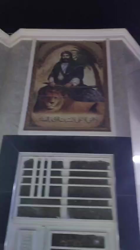 السلام عليكم بيت للبيع المساحه 200م المكان الناصريه الاسكان الصناعي نزله البانزين خانه البناء حديث يتكون من غرفتين نوم وصاله ودوانيه ومطبخ وحمامات داخليه وخارجيبه السعر 210 مليون للاستفسار***********
