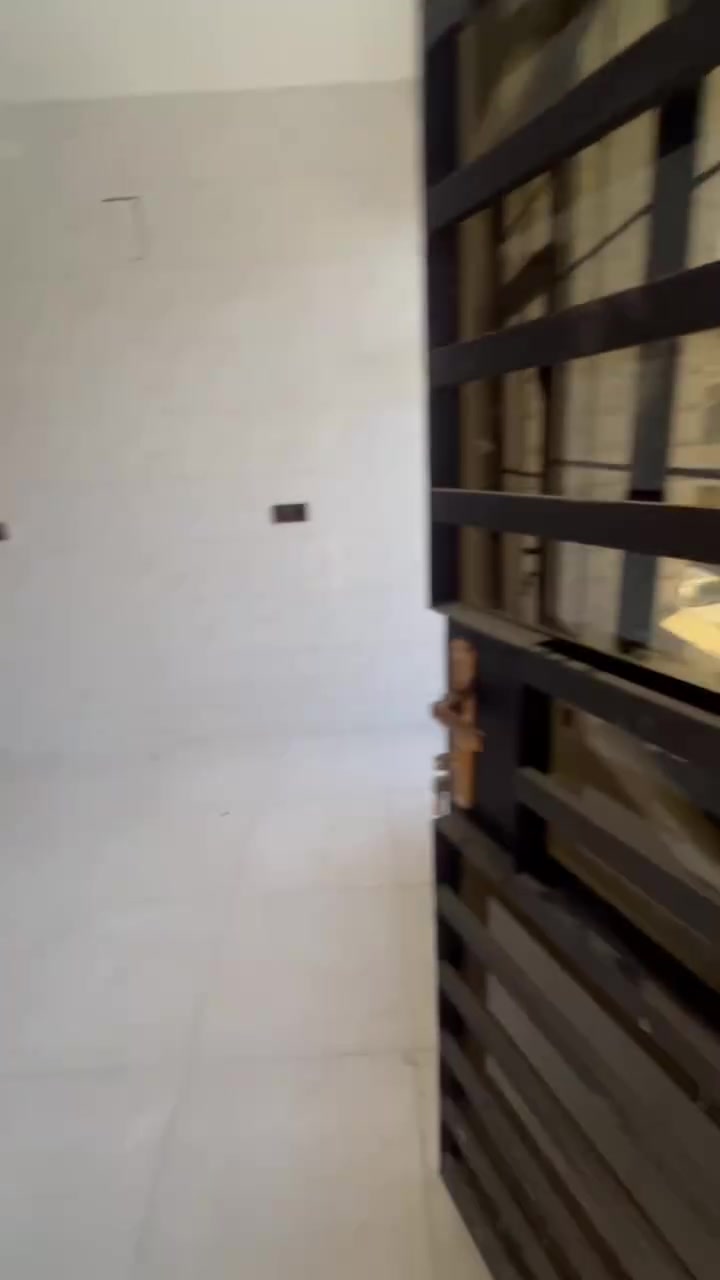 سلام عليكم شقه ارضيه شقه طابق ثاني مثل مموضح بصوره لاجار شارع سليم دروش جاهزات للسكن قرب اسواق العامري لاستفسار. ***********
