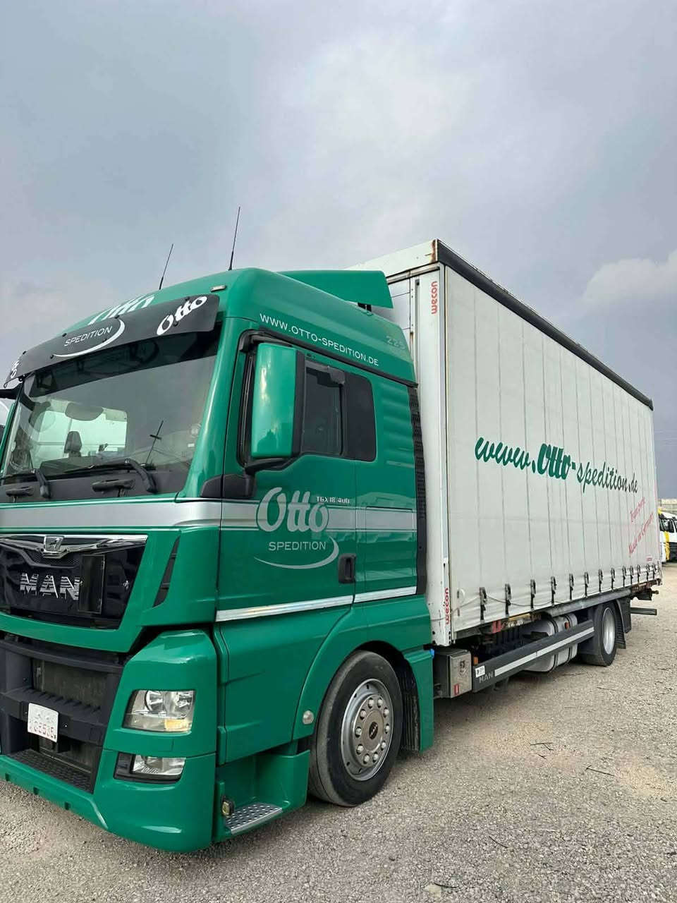 مان ٢٠١٦ بۆ فرۆشتن
مان tgx18,400 فول مواسەفات
ڕەقەم سلێمانی، ڕەقەم و سەنەوی نوێیە و بەناوی خۆمانە
فول فولە یەک دینار مەسروفی تێدانیە
ناونیشان چوارقوڕنە 
ژمارە مۆبایل 
***********
نرخ ٢٩٠گەڵا
