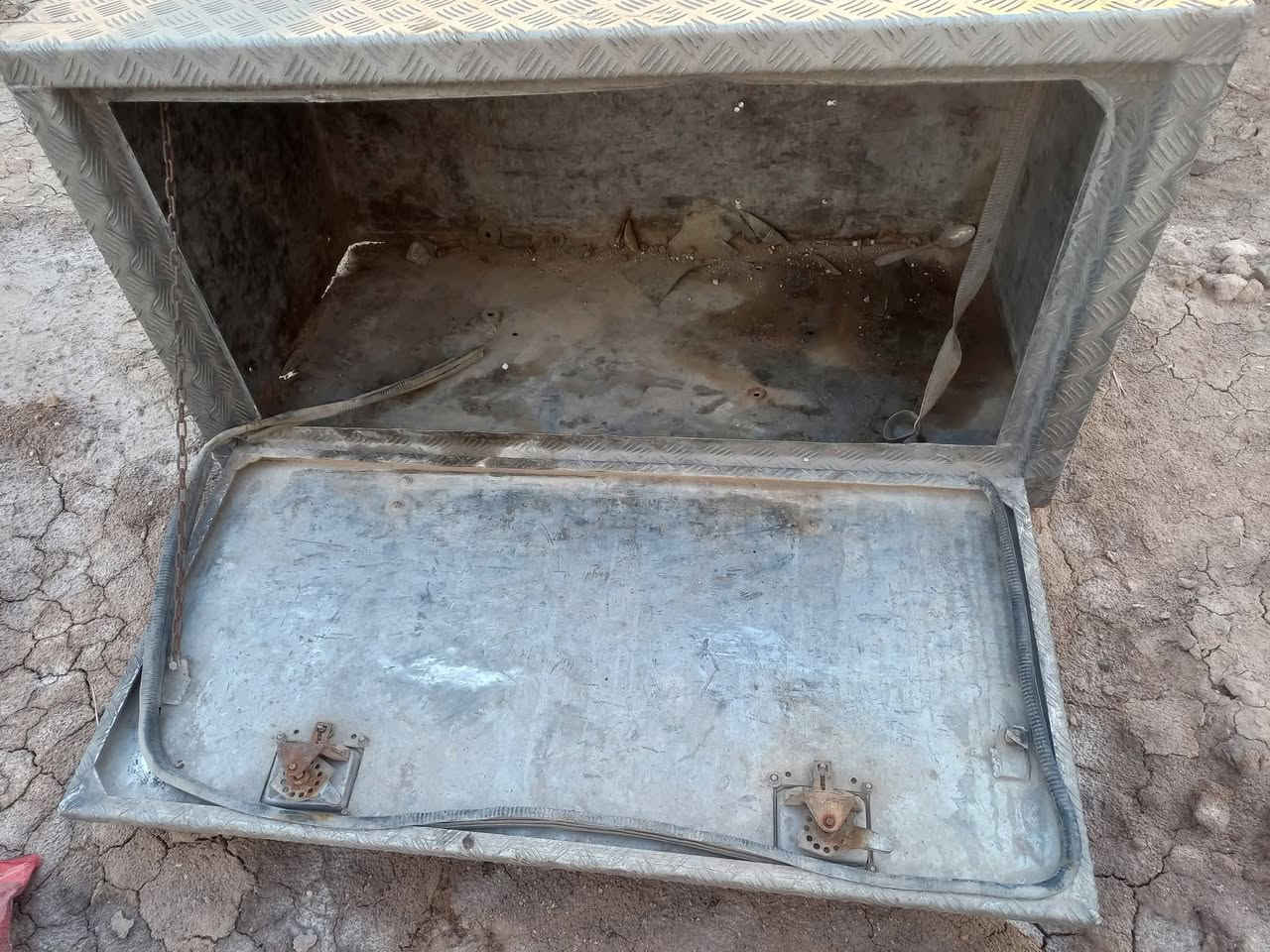 للبيع صندوك
طول متر و20 سنتيم
عرض 65
ارتفاع 65
***********
