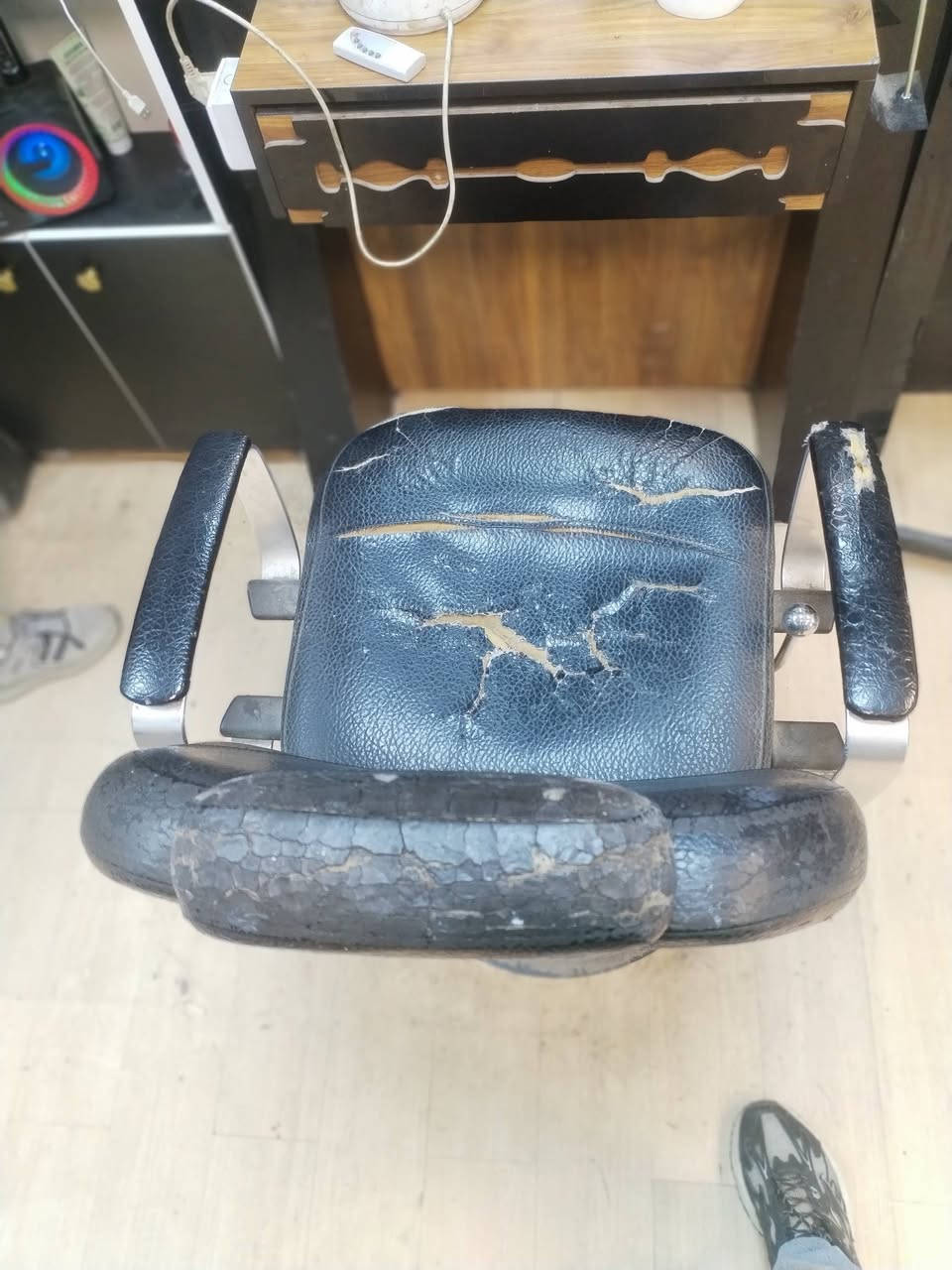 السلام عليكم ٣ميوزه و٣كراسي و٢ فاترينات وميوزه صغار ثنين وحوض سمك كامل  للبيع قيمهن واخذهن مكاني الشرطه الخامسه ***********
