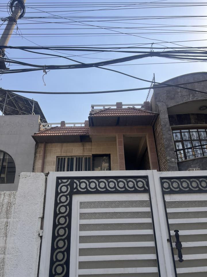 بيت للايجار على شارع العام جانب جسر الربيعي المساحة ٢٠٠ متر ثلاث غرف نوم صالتين حديقة كراج من صاحبه مباشرة الاتصال ***********
