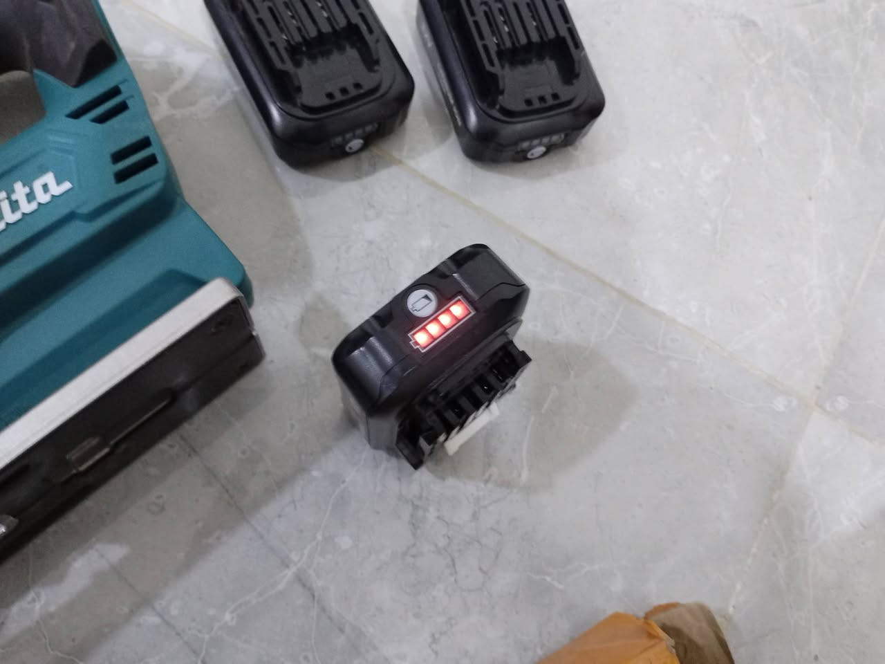 منشار تخريم ياباني ماكتا جديد السعر ١٢٥ الف
مسدس دبل مسمار جديد ٤٠ الف 
فريزه ٣٠ الف متوفر توصيل 
***********
