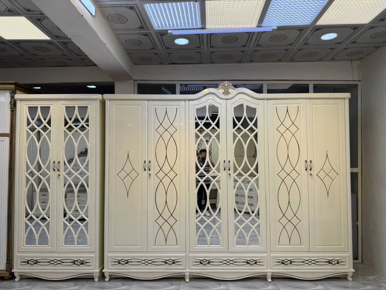 جديد معمل الرحمن للاثاث العراقي 

موديل شهد ضمن الدرجة الاولى وضمن الاصباغ البوية

السعر 3ملايين شامل التوصيل والشد مجانا لكل المحافظات

غرفة 6باب طابقين ملحق داخلي 

الوجه11ملم mdf

الداخل صاج طبيعي 4ملم 

السقف والقاعده بلوك صاج 18ملم 

الظهر جرجوبة شد براغي 

الموديل لوكنز مرتفع من الارض ارجل زان مصري 

مجرات تحفير بالخشب 

اللون اوف وايت وتطعيم قهوائي 

النرماده اصليه

قفايص فتح وشد وتنقل من مكان لاخر

النقوش cnc

الدوشمة خياطه يدوية

ارتفاع الكنتور 260سم
عرض الكنتور 330سم
ارتفاع الزاويه 260سم
عرض الزاوية 120سم

مجموع ضلع واحد 450سم

للاستفسار عن باقي التفاصيل مراسلتنا مباشرة عبر الواتساب او الاتصال بالرقم 

***********✅***********

العنوان واسط العزيزية مجاور المصرف الزراعي
