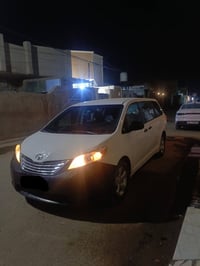 تويوتا سيينا 2017 السيارة مكفول من الكص وكل عيب شرعي  6 سلندر سبع راكب...