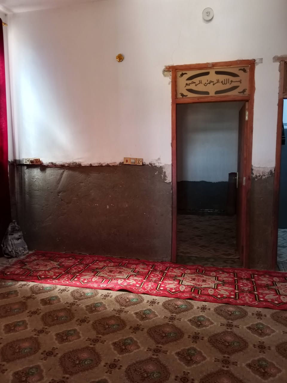 ياالله سلام عليكم بيت طابو زراعي سند 25 للبيع مساحه 210م أساسه صب بناء طابوق اعكاده يتكون من غرفتين وصاله واستقبال ومطبخ وتخاريج داخلي وخارجي بجهة الرغيله قريب على محطة كهرباء الرغيله للأستفسار *********** حيدر الشيباني
