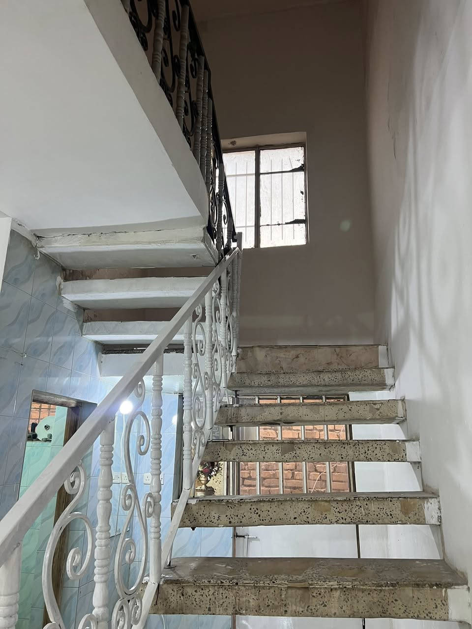 بيت لليجار الخاجيه شارع 40 الرئيسي يرهم شركه معهد روضه سكن 
متكون الطابق الاول كراج مطبخ صاله غرفتين نوم 
الطابق الثاني غرفتين نوم وصاله جبيره وسطح وصحيات 
السفسار التصال ***********
