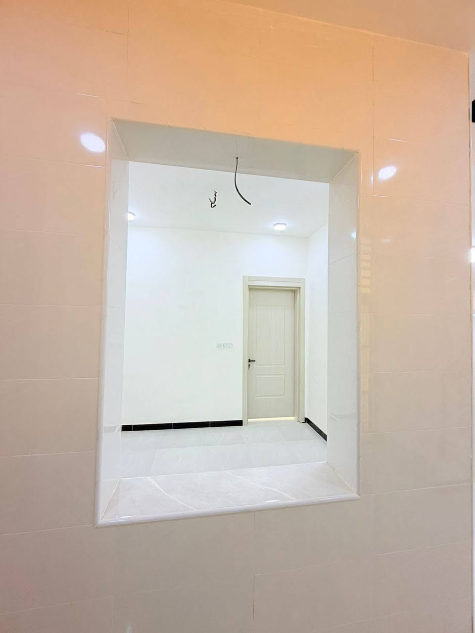 المساحه 55متر  ركن 
💰 السعر: 26 مليون (قابل للتفاوض)
🏗️ البناء: طابوق  جمهوري
🏠 الأساس والسقف: صب كونكريت مركزي 

مواصفات البيت:
✅ غرفة نوم 
✅ صالة 🛋️
✅ مطبخ 🍽️ 
✅ صحيات 🚿

الخدمات المتوفرة:
🔹 ماء 💧
🔹 كهرباء ⚡
🔹 شوارع مبلطة 14متر  🚗
🔹 مدارس قريبة 🏫
🔹أنترنيت ضوئي 
🔹 خط مولده 
📍 الموقع: النجف – حي ميسان، شارع الزوار 
خلف سكلة الكرعاوي
📜 طابو زراعي (قرار 320 )مشمول بالتطويب 

📞 للتواصل: ***********

(ملاحضة ) متوفر لدينا كافة المساحات والدور  ألسكنية وعرصات
