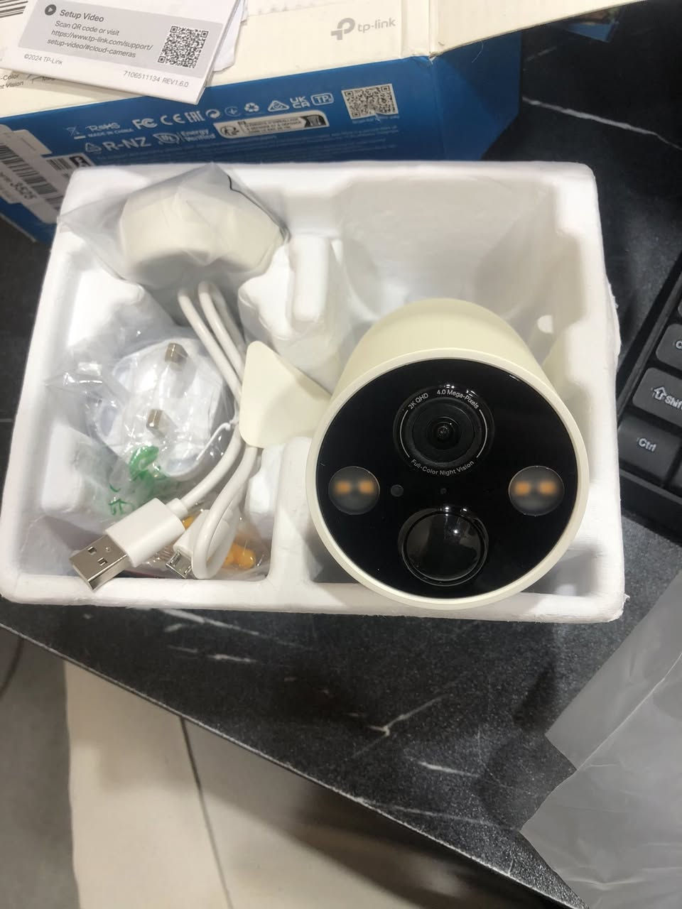 مسخدم
استمتع بأمان منزلي متطور مع كاميرا المراقبة الذكية TP-Link Tapo C425 V1. بتصميمها اللاسلكي بالكامل، تتيح لك هذه الكاميرا تركيبها بسهولة في أي مكان دون الحاجة إلى كابلات. مزودة ببطارية مدمجة بسعة 10000 مللي أمبير، توفر لك ما يصل إلى 300 يوم من التشغيل المتواصل. تقدم الكاميرا جودة فيديو 2K QHD (2560 × 1440 بكسل) مع مجال رؤية واسع 150 درجة ورؤية ليلية ملونة بفضل المصابيح المدمجة ومستشعر الإضاءة المنخفضة. تدعم الكاميرا خاصية الكشف الذكي عن الأشخاص والحيوانات الأليفة والمركبات، وتوفر صوتًا ثنائي الاتجاه للتواصل مع الزوار. تعمل الكاميرا مع Amazon Alexa وGoogle Assistant، وتدعم التخزين المحلي عبر بطاقة microSD بسعة تصل إلى 512 جيجابايت.
سعر 125
***********

