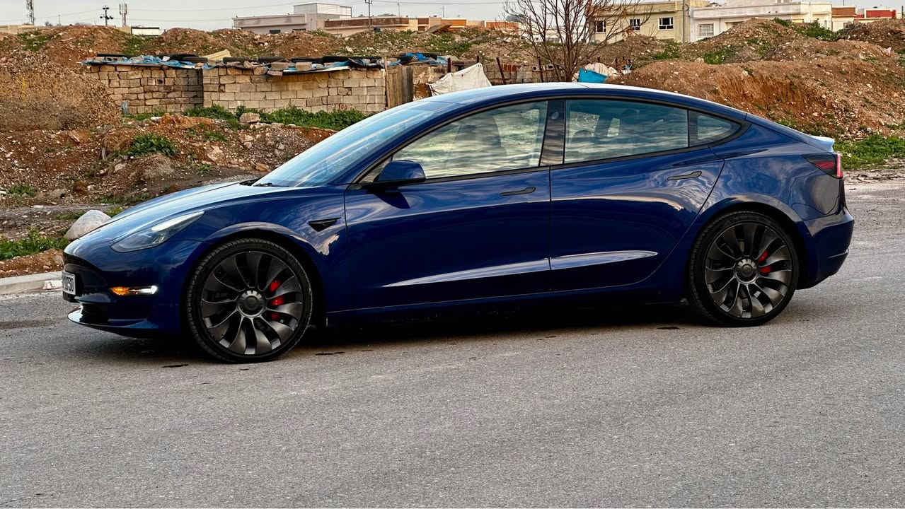السلام عليكم 
Tesla model three performance 2023 
السيارة جداً نظيفة بدون دواخل بدون ايرباك حدث جداً بسط بدون صبغ بجم كبس ماشية 69الف كيلو 
بريفورمنس يعني 455 حصان يعني من صفر لل 100 2,9 ثانية سعر 225 بيها مجال مكان السيارة اربيل اي استفسار صور الحادث اتصلوا على :
***********
*********** أربيل, العراق
