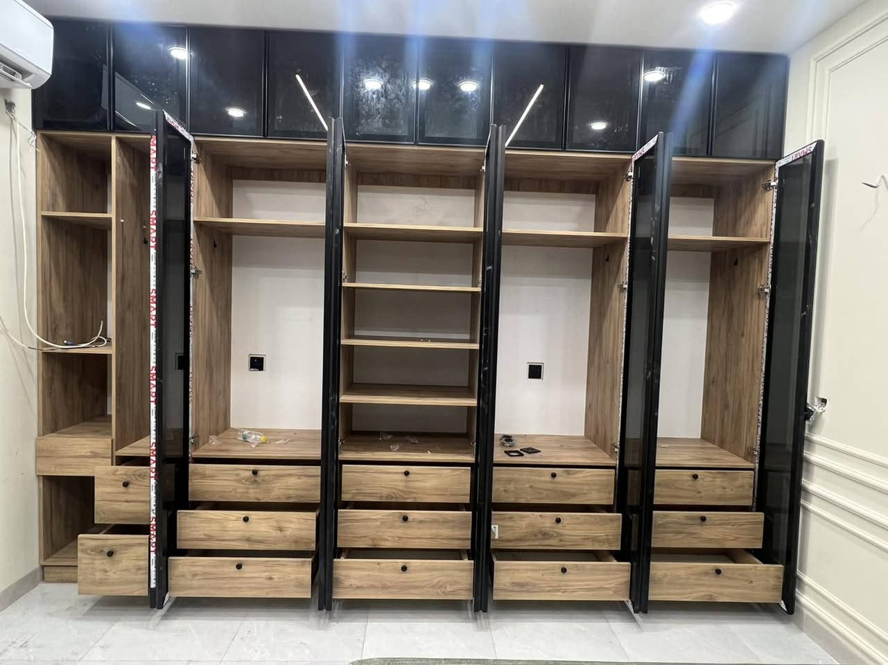 تنفيذ حسب ذوق الزبون 
غرفه نوم مع ميز TV
من تنفيذ شركتنه oblo kitchen


**إذا كنت صاحب هذا الإعلان وتريد حذفه لأي سبب، رجاءا أرسل رسالة إلى الدعم الفني**