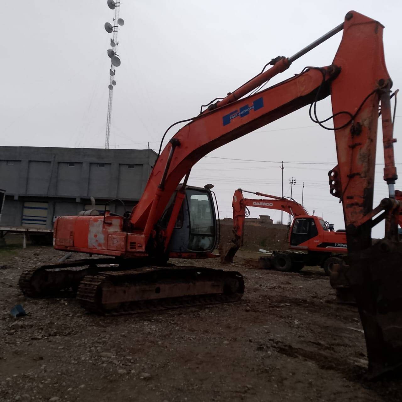 للبيع حفاره فيات هيتاشي حجم 215 رقم اربيل دولي بسمي تحويل مباشر حفاره جاهز على الشغل زناجيل نضافة جاهز ماعوزة اي نقص موديل 2000 السعر 135 و بيها مجال رقم الهاتف ***********
