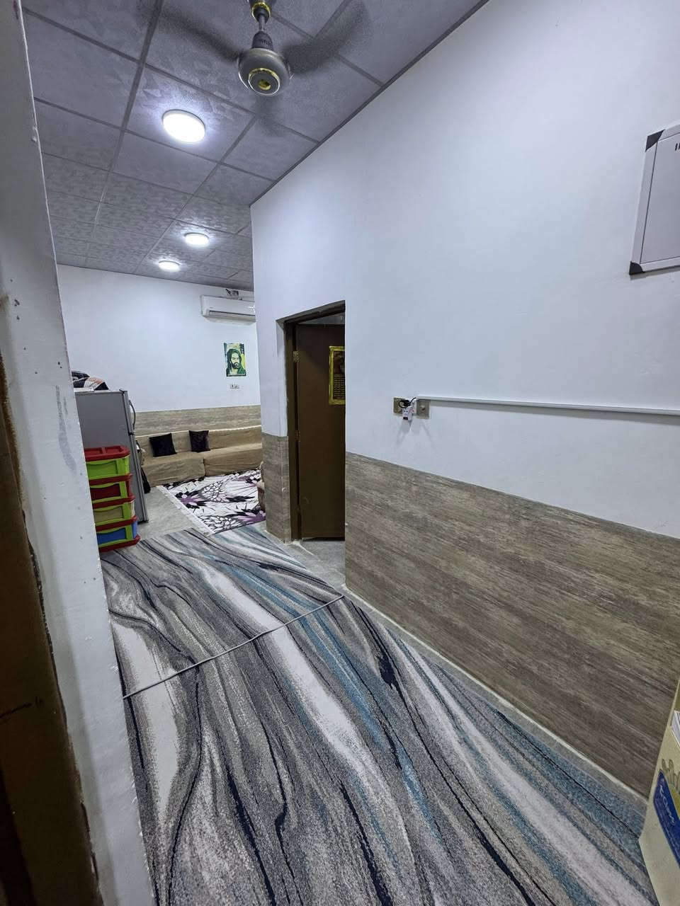 بيت مساحه 100 مربع 10/10 هاذ لبيت كلش موقع  بشط العرب منطقه ريان قرب بانزين خانه 500متر ع سايدات 4  كلش غريب وع شارع عام 150متر   البيت عكاده بناء شخصي مشتغله  سكف شغل كله عدل نطكه ماي ماتبقه  مجاري ع نهر لبيت ناقصه بس سراميك مطبخ غرفه نوم 4+4 ديوانيه مطبخ وصاله وحمامات ملك صرف زراعي سعره (40) وبي مجال منطقه راقيه سعره سعر قطعه مكان كلش حلو وغريب الافتفسار اكثر اتصل  ***********
