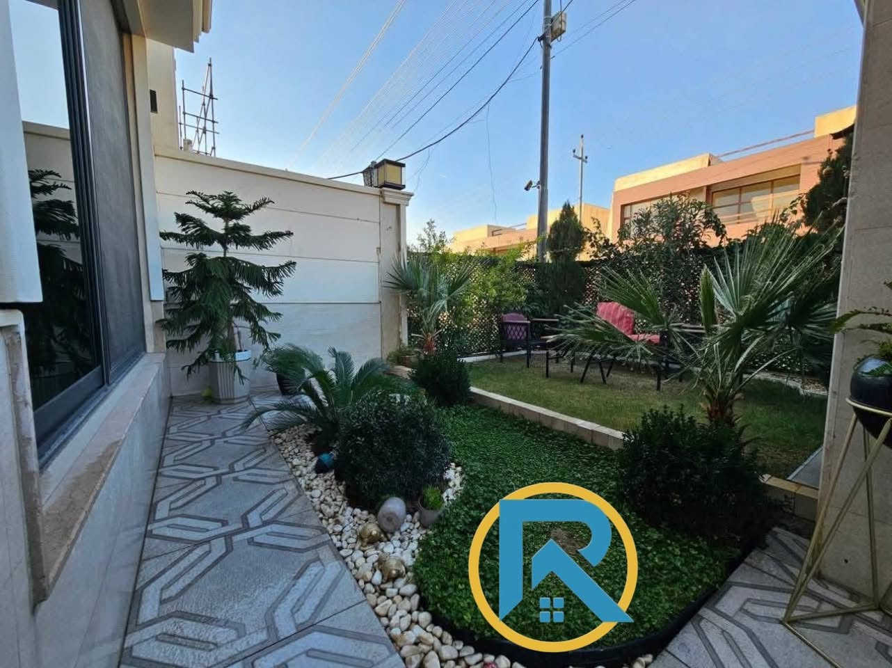 کوردی - عرەبی 

خانووی VIP  بۆ فرۆشتن لە هەواری شار 

▫️٢٣٠ مەتر 
▫️نزیک شەقامی کۆیە 
▫️بەرامبەر بەوابە 
▫️٥ ژووری نوستن 
▫️٣ حەمام
▫️گسکی کارەبایی مەرکەزی
▫️سیستەمی شوفاز
▫️ئەرزی پارکێت
▫️کەوەنتەری لەگەڵدایە
▫️نرخی ١٨٥،٠٠٠ $ دەکاتە ١٨ دەفتەر و ٥٠ وەرەقە و  مامەلە 
___________
بیت VIP للبیع في منطقة هاواری شار 

▫️٢٣٠ متر 
▫️قریب شارع کویە
▫️مقابل بوابە 
▫️٥ نوم 
▫️٣ حمام
▫️مکنسة کهربائة مرکزیة
▫️سیستم شوفاج
▫️الارض کامل خشب
▫️کاونتر مع بیت 
▫️السعر ١٨٥،٠٠٠ $ یعدل ١٨ شدات و  ٥٠٠٠$ زائد
للاستفسار
***********
***********
