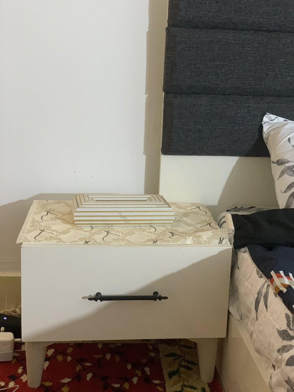 غرفة نوم تركية للبيع — استعمال خفيف جداً 👌
نظيفة شبه جديدة، بدون أي مشاكل أو كسر 👍  

🛏️ تتكون من:  
سرير + كنتور 6 ابواب+ ميز تواليت + كوموديات

💰 السعر مناسب جداً وقابل للتفاوض  
📍 الموقع: (سامراء)  
📞 للحجز والاستفسار: (***********)
