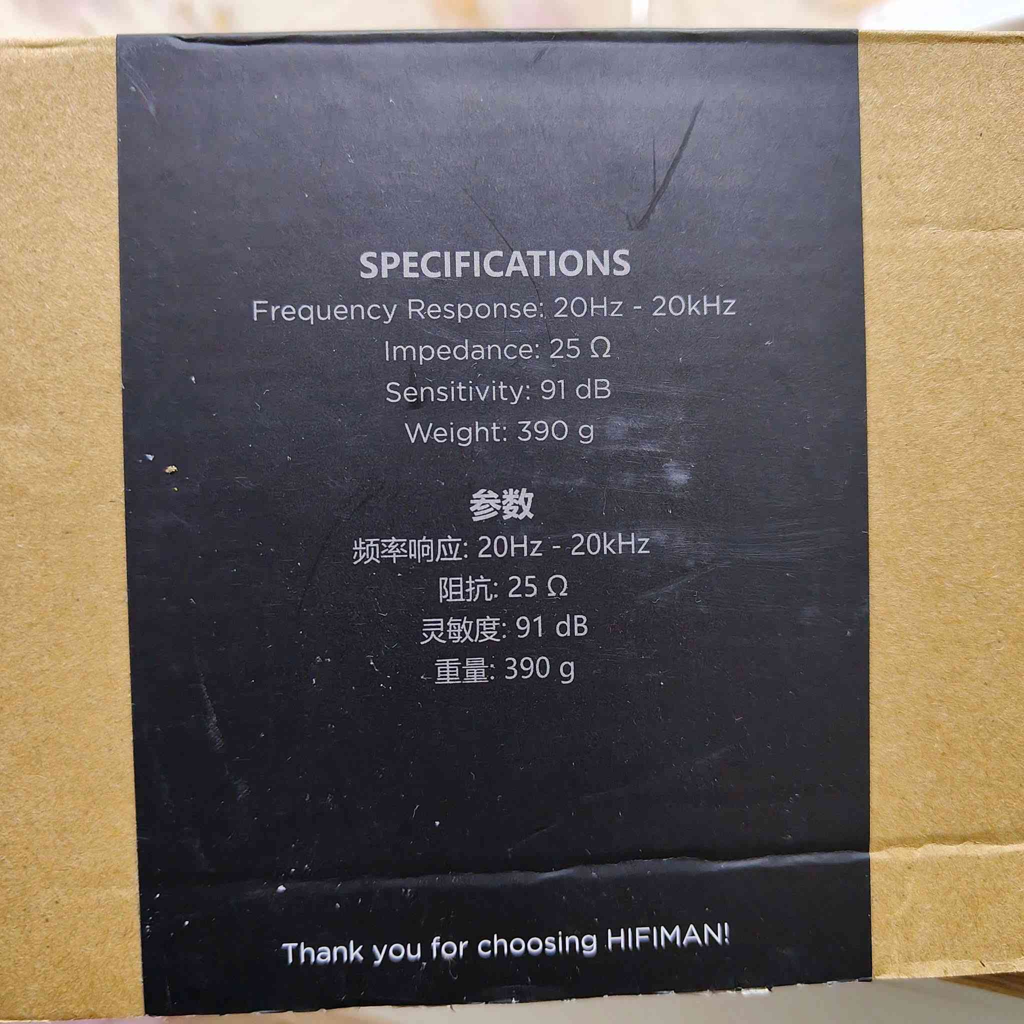 HiFiMAN HE400se
✅  المميزات

✔️ جودة صوت احترافية

✔️ ممتازة للتحليل والمونتاج

✔️ سعرها قوي مقابل الأداء

✔️ محبوبة بين عشاق الصوتيات

سماعة احترافية مفتوحة الظهر (Open-Back) من فئة Planar Magnetic، وهي من أشهر السماعات في عالم الصوتيات مقابل السعر.

🔊 نوع الدرايفر (أهم نقطة)

Planar Magnetic Driver

هذا النوع يعطي:

دقة عالية جدًا

فصل ممتاز بين الأصوات

استجابة نظيفة بدون تشويه حتى مع رفع الصوت

🎶 جودة الصوت (Sound Signature)

الصوت متوازن (Neutral / Slightly Bright)

🎵 Bass: نظيف ودقيق (ليس ثقيلًا، لكنه احترافي)

🎼 Midrange: ممتاز للأصوات البشرية (فويس أوفر، غناء)

🔔 Treble: واضح ومشرق بدون إزعاج

مثالية لمن يريد سماع الصوت كما هو بدون تلوين.

🎧 التصميم والراحة

تصميم مفتوح الظهر

إحساس مسرح صوت واسع

غير مناسبة للأماكن المزدحمة (تسرّب صوت)

مريحة للاستخدام الطويل

وزن متوسط ومتوازن

الخامات :
هيكل معدني

وسادات قماشية قابلة للتغيير

كابل قابل للفصل (ميزة ممتازة)

📦 محتويات العلبة :

السماعة
كابل

محول 3.5mm إلى 6.3mm

علبة HiFiMAN الأصلية

ماركته معروفه سعرها 125


**إذا كنت صاحب هذا الإعلان وتريد حذفه لأي سبب، رجاءا أرسل رسالة إلى الدعم الفني**