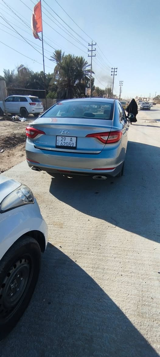 اسلام عليكم للبيع هونداي سوناتا موديل 2017 خليجي كفاله عامه بدون صبغ بدون تبديل بيه بارد بطرف الجاملغ الايمن كد شبر  سياره جاهزه من كلشي مواصفات عاديه. مري شفط مثبت سرعه حساسات خلفيه تبريد قطعتين مواصفات الخليجي معروفه. مكينه 2400دبل كزوز  سعر 157 وبيه مجال بسيط مكانه ناصريه المركز 
للاستفسار ***********
***********
