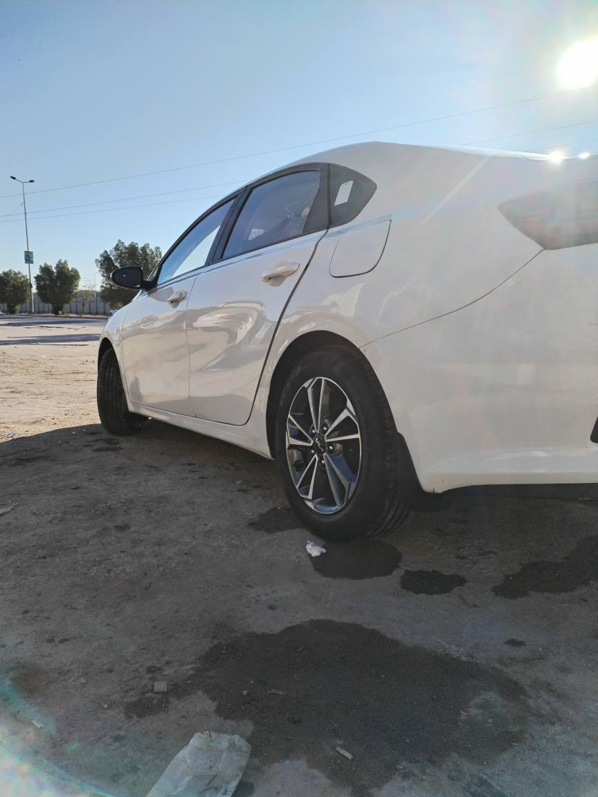 سيراتو 2020 خليجي 
محرك 1600 رقم اربيل دولي سنويه جديده 
وكاله وتحويل شرط 
جاهزه من كلشي وضع شركه برغي ممفتوح بيها ماشيه 60  
مواصفات نص 
داخل لونين 
دوشمه كامله ارضيه جلد اصلي 
اسبير مانازل 
بيها صبغ جاملغ خلفي وبلباب مالت السايق 
وبقبق الجنطه 
والباقي كفاله 
مكاني النجف الاشرف
***********
*********** النجف, العراق
