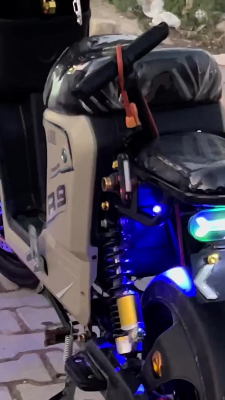 دراجه R9 للبيع موديل 2025 ماركة وينلي AHE سرعه 109 دراجه نضيفة كلش ما متعوبة وبيه تزويدات خارجيه بطاريات حجم كبير 22 واط غراضهه البلاديه كلهه موجوده السعر 500 وبيه مجال بسيط مكاني نجف حي المهندسين. واتساب ***********
