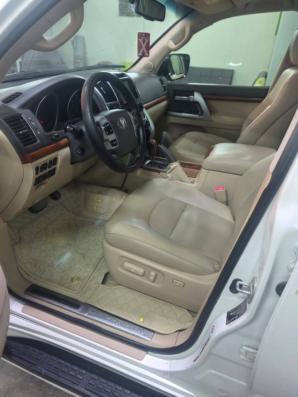 سلام عليكم لاند كروز 2013بدون صبغ بدون ضرر محرك 8سلندر 5700 رقم اربيل تحويل مباشر فئه vxr بصمه تحكمات المكان ديالى بعقوبة للستفسار ‏‪***********‬‏
