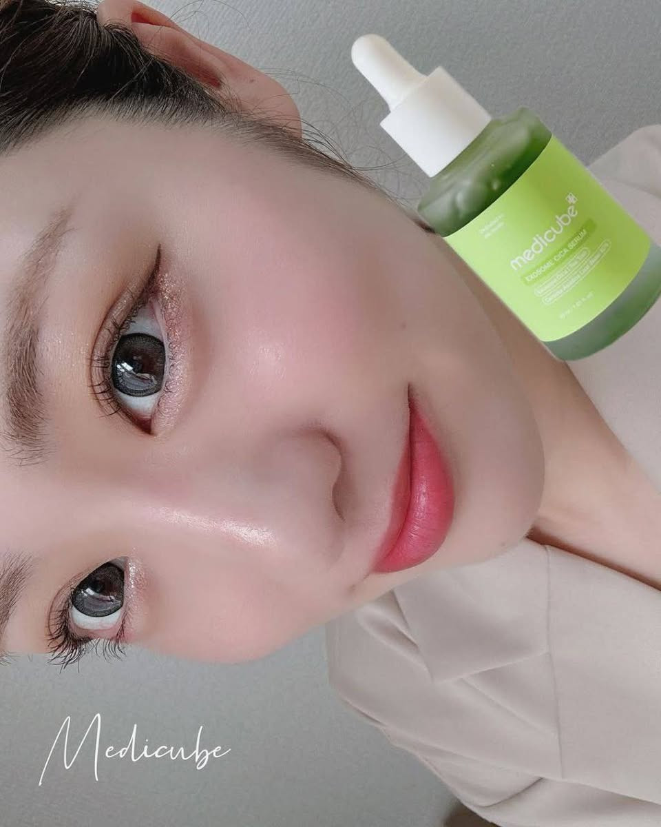 �✨ راحة لبشرتچ من أول قطرة ✨💚
سيروم Medicube Exosome Cica الكوري الأصلي 🇰🇷
الحل المثالي للبشرة الحساسة، المتعبة، والمتهيجة 🌿😍

🍃 شنو يميّزه؟
🔹 Exosome Cica لإصلاح البشرة بعمق
🔹 يهدّي الاحمرار والالتهاب بسرعة
🔹 يقوّي حاجز البشرة
🔹 يرطّب بدون دهنية
🔹 قوام خفيف يمتص فورًا 💦

🌿 الفوائد:
✨ تهدئة فورية للبشرة الحساسة
✨ يقلل الحبوب والاحمرار
✨ يعالج آثار التعب والإجهاد
✨ يخلي البشرة ناعمة وصحية
✨ مناسب لكل أنواع البشرة حتى الحساسة
المنشأ كوريا الأصلي 🇰🇷🇰🇷

السعر ١٢الف


**إذا كنت صاحب هذا الإعلان وتريد حذفه لأي سبب، رجاءا أرسل رسالة إلى الدعم الفني**
