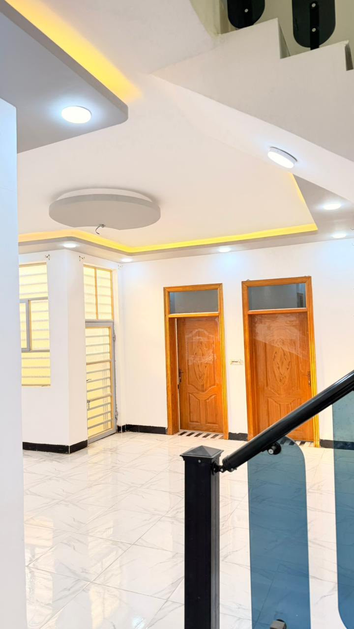 دار للبيع – بيع مستعجل ***********
المساحة: 150 متر

الموقع: النجف الأشرف، حي ميسان قرب سكلة الكرعاوي

البناء درجة أولى، أساس كونكريت وسقف كونكريت، البناء طابوق جمهور.

تتكون من: غرفتين نوم، صالة، مطبخ، استقبال، حمام داخلي وحمام خارجي.

البيت زراعي إقرار محكمة.

السعر: 58 مليون مع المجال .

للاستفسار: ***********
