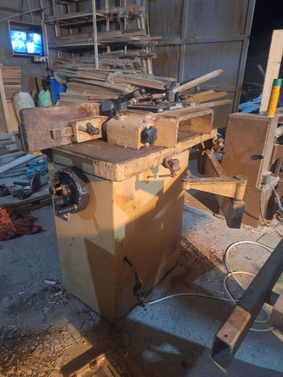 منشار ايطالي  وفريزه ايطالي ماركه اس سي ام العنوان ميسان المجر الكبير ***********
