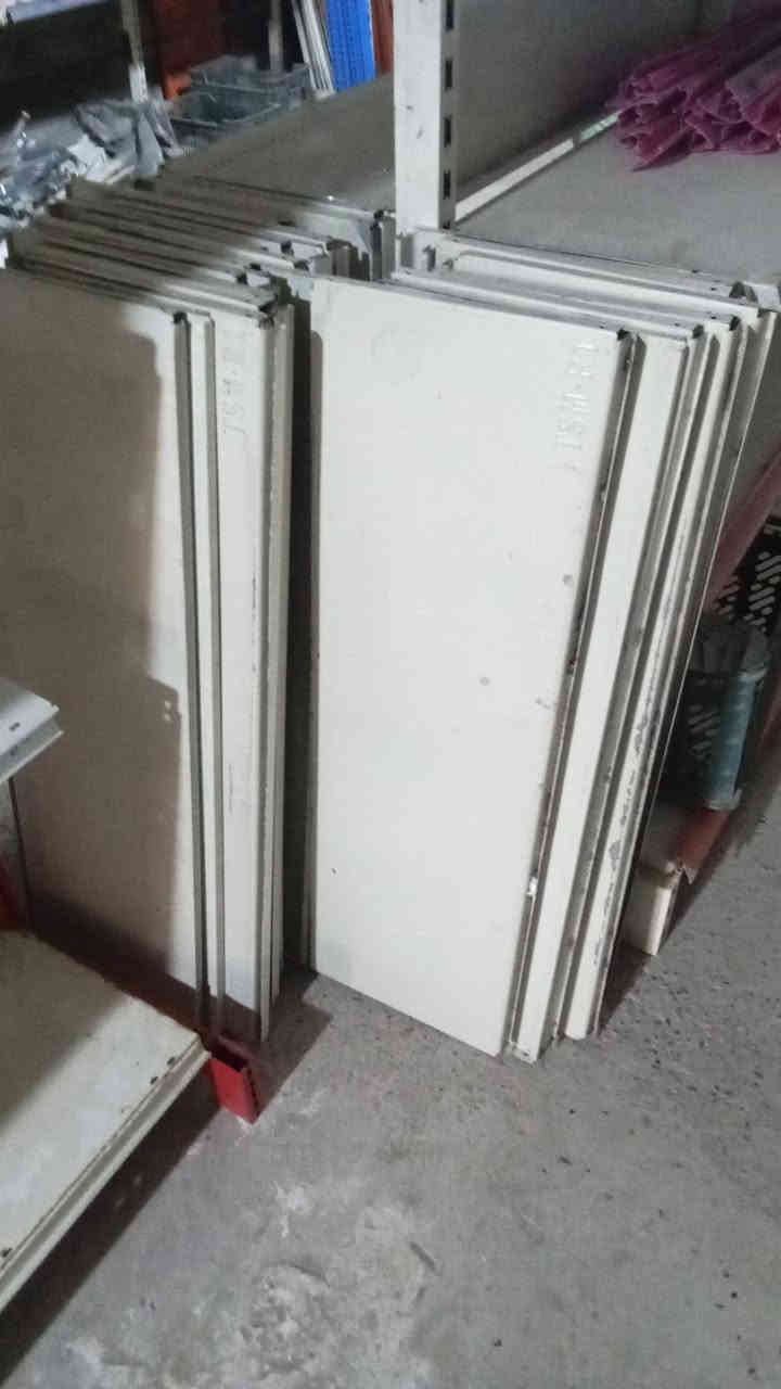 اثاث محل للبيع مستعمل نظيف مكاني كركوك رفوف جداري ورف وسطي وميز مستعمل اتصل بنا على الرقم التالي *********** كركوك, العراق
