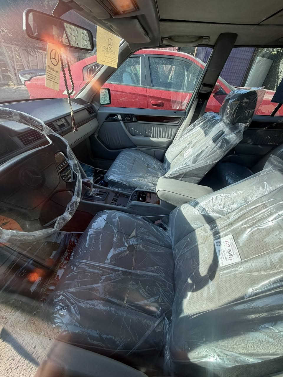 مارسدس دب اصل موديل 1992 جاهزه من كلشي مابيه اي نقص 
محرك 300مكفول بلادي تبريد تدفئه 
صبغ جماليه شرط الفحص اذا بيه نقص برغي او خياس تاخذه بلاش 
قواعد دبل بلادي بدون اي لحيم لو ضربه 
*********** 
السعر 90وبيه مجال 
لاتقارنه بلتعبانه سياره تجي تشوفه ماعجبتك فدوه الك
