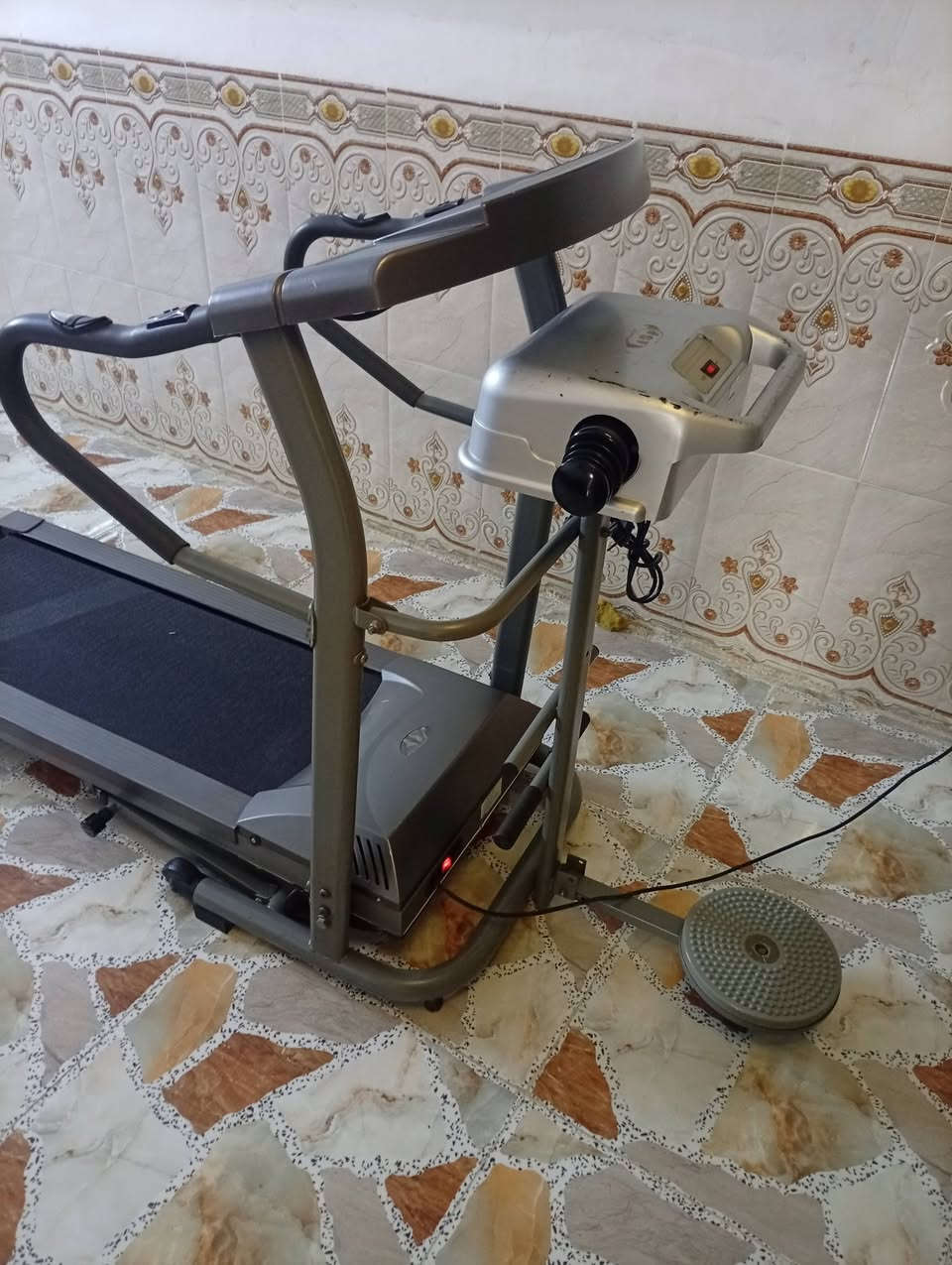 جهاز رياضه شغال مابي عيب للبيع نظيف جدا والسعر 225. الف العنوان كركوك حي العروبة الاتصال على الرقم التالي ***********
