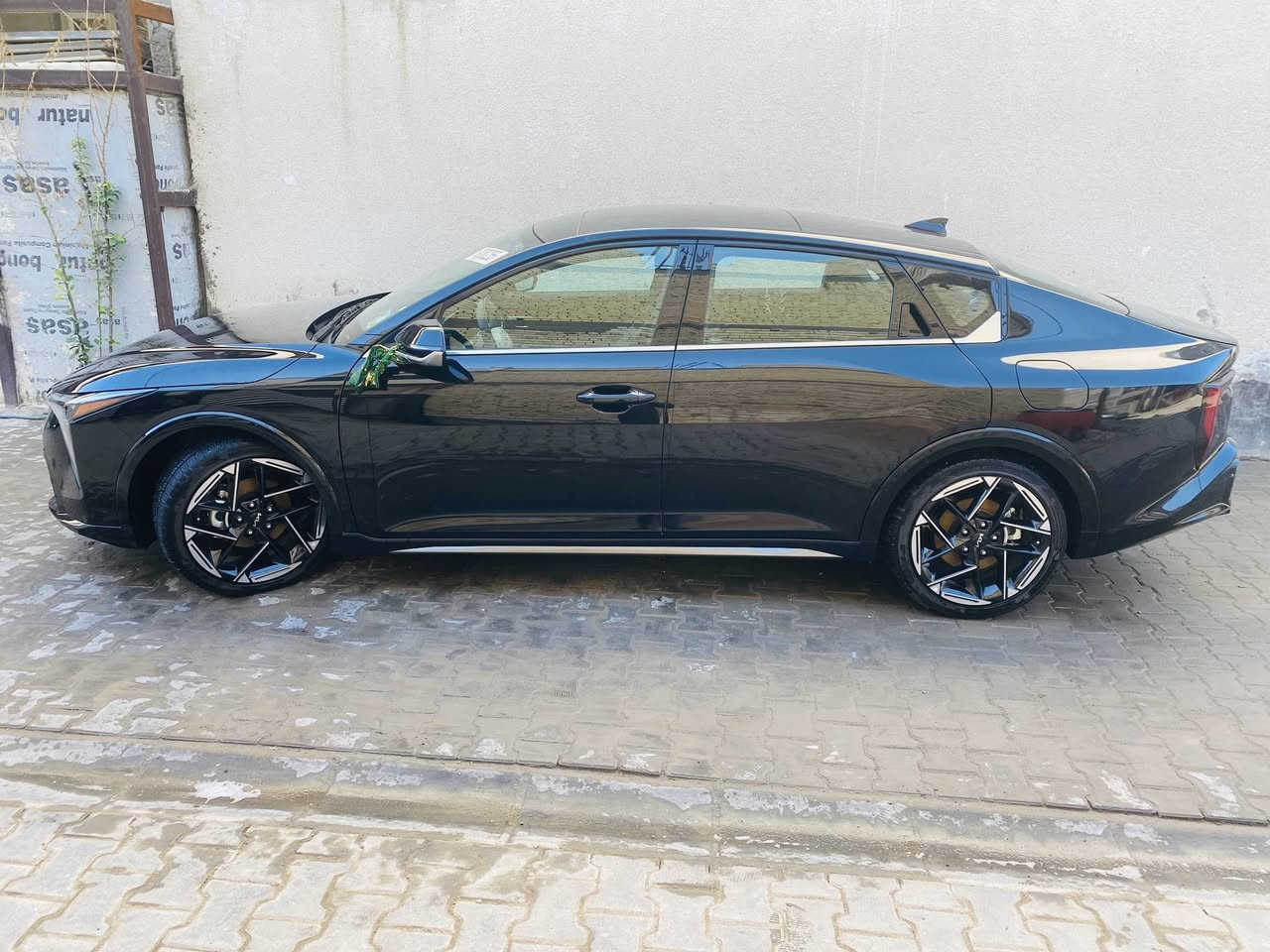 من رخصه  الادمن  k4 مديل ٢٥  السياره كتاب شهداء مرقمه وجاهزا بس صبغ قبق جنطه ودفيوزر عوزهن صبغ ابيع  كما موضح بالصور  

مواصفات السياره 
جيتي لاين
محرك ٢٠٠٠ دوش
سايد بريك دكمه 
الكشنات تدفئه تبريد

والله متروسه مواصفات نصهن مااعرفهن 

السياره ماشيه ٦٧٨٠ km
والله زيرو 
***********
واتساب***********
