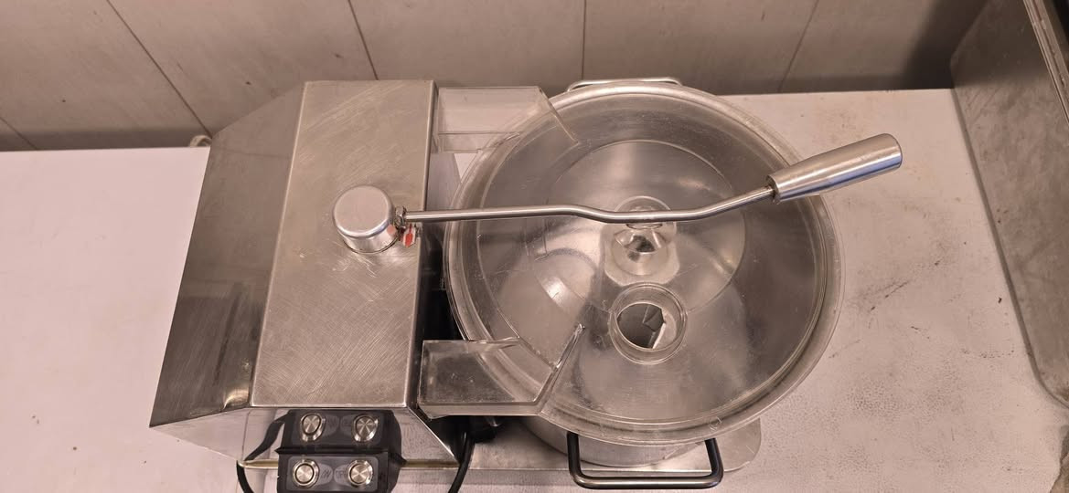 السلام عليكم . خلاط حمص نظيف للبيع
***********
