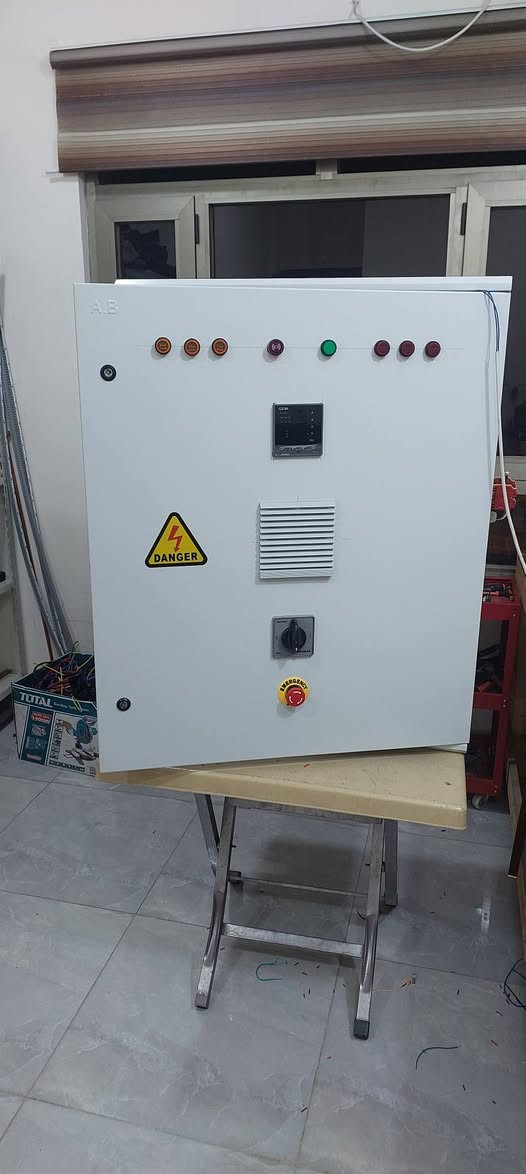 عمل وتصنيع بوردات السيطرة الصناعية والمنزلية ATS والعادي ....زورو موقعنا بغداد  الشعب شارع عدن مجمع الرحمن الطابق الأول 
*********** _ *********** مكتب كاظم الذهبي....

