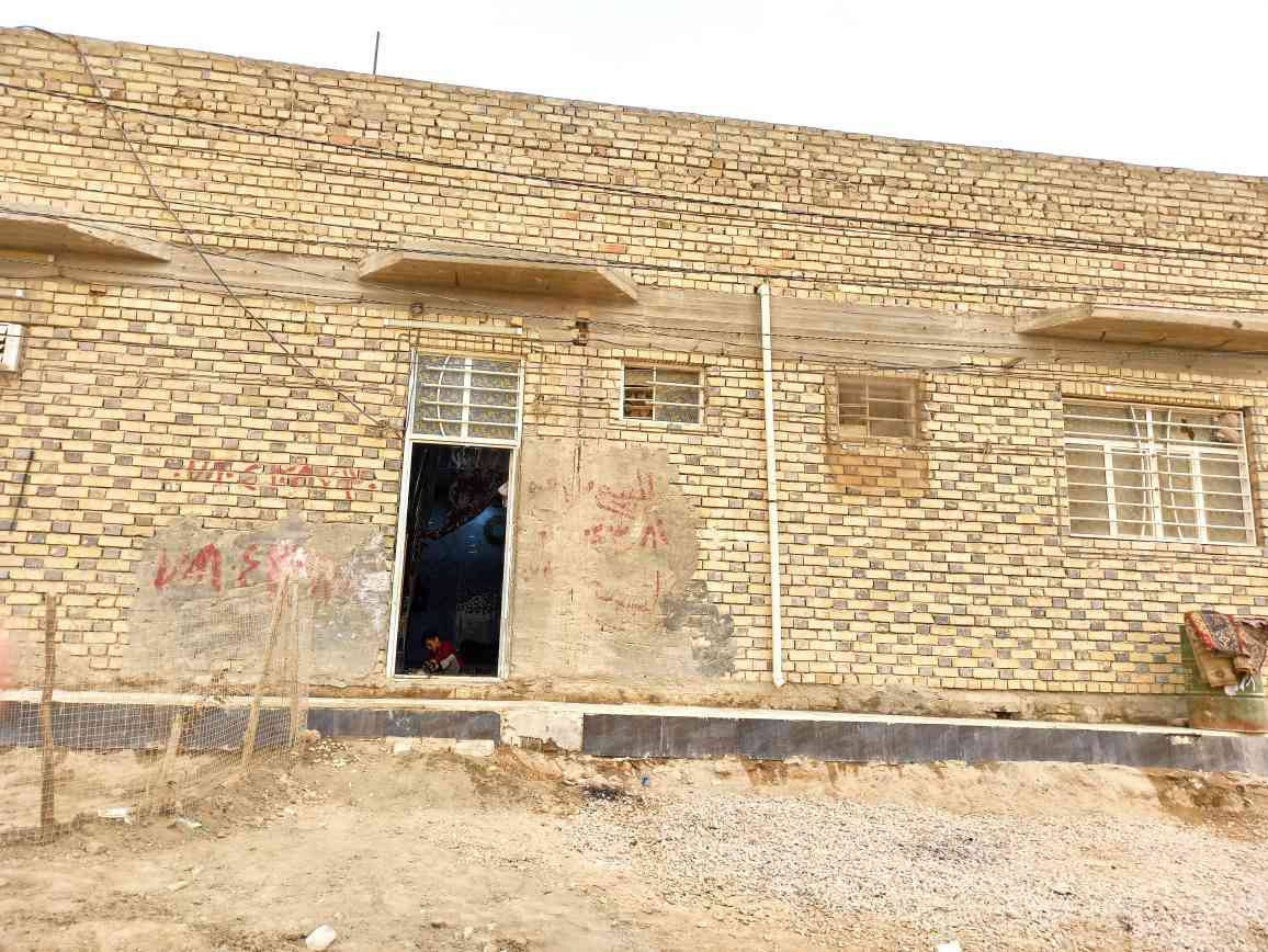 بيت طابو زراعي بي سند عثماني الأسود للبيع مساحتة 220 متر مشمول بالقرار مال الطابور الصرف مكانه بالنجف ساحه المظفر قرب سيطرة الوصولات قريب على شارع الحج البري ١٠٠ متر مسافه عن طريق العام للحج البري اي تفاصيل يتصل على الرقم هذا وبي خير ويدلل *********** النجف, العراق
