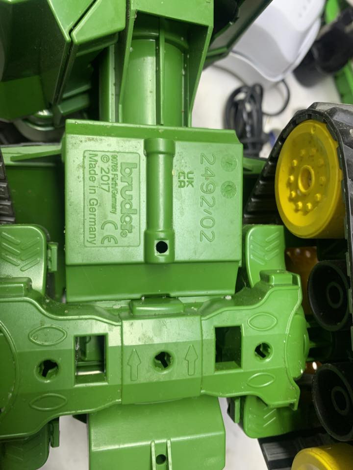 🚜🚜🚜🚜🚜🚜🚜🚜🚜🚜
مجسم Tractors ماركة جوندير 
صناعة المانية
انتاج 2017
انتاج شركة Bruder 
حجم 50 سم 
الطول 50 سم 
العرض 19 سم 
الارتفاع 24 سم 
سرفات متحركة 
تفتح باب 
مقود متحرك
🚜🚜🚜🚜🚜🚜🚜🚜


**إذا كنت صاحب هذا الإعلان وتريد حذفه لأي سبب، رجاءا أرسل رسالة إلى الدعم الفني**