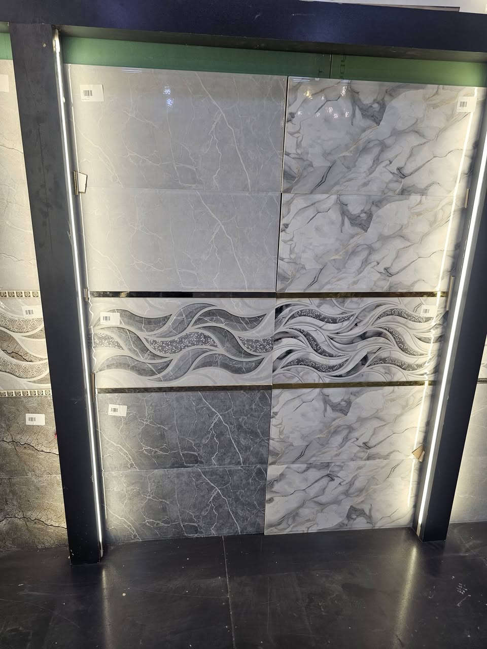 #السرحان_للديكور_والسيراميك 

كل أسبوع موديلات جديدة 

وجبة جديدة من السيراميك الجداري 
شركة برديس Paradise
 شركة أطلس Atlas
شركة فرح Farah
شركة مريم Mariam

🔹 القياس: 30×60
🔹 عجينة بيضة فول كواليتي 
🔹 قياسات مضبوطة 100%
🔹 نوع الاستخدام: جوكر (حمامات – جدران – مطابخ) 🛁🍽️
🔹 جودة عالية ولمسة فخامة لأي مكان 

موصل ناحية القيارة الشارع العام قرب السيطرة الشمالية 

*********** سفيان 
*********** سرحان 
*********** امجد ابو صالح
*********** اسامة
