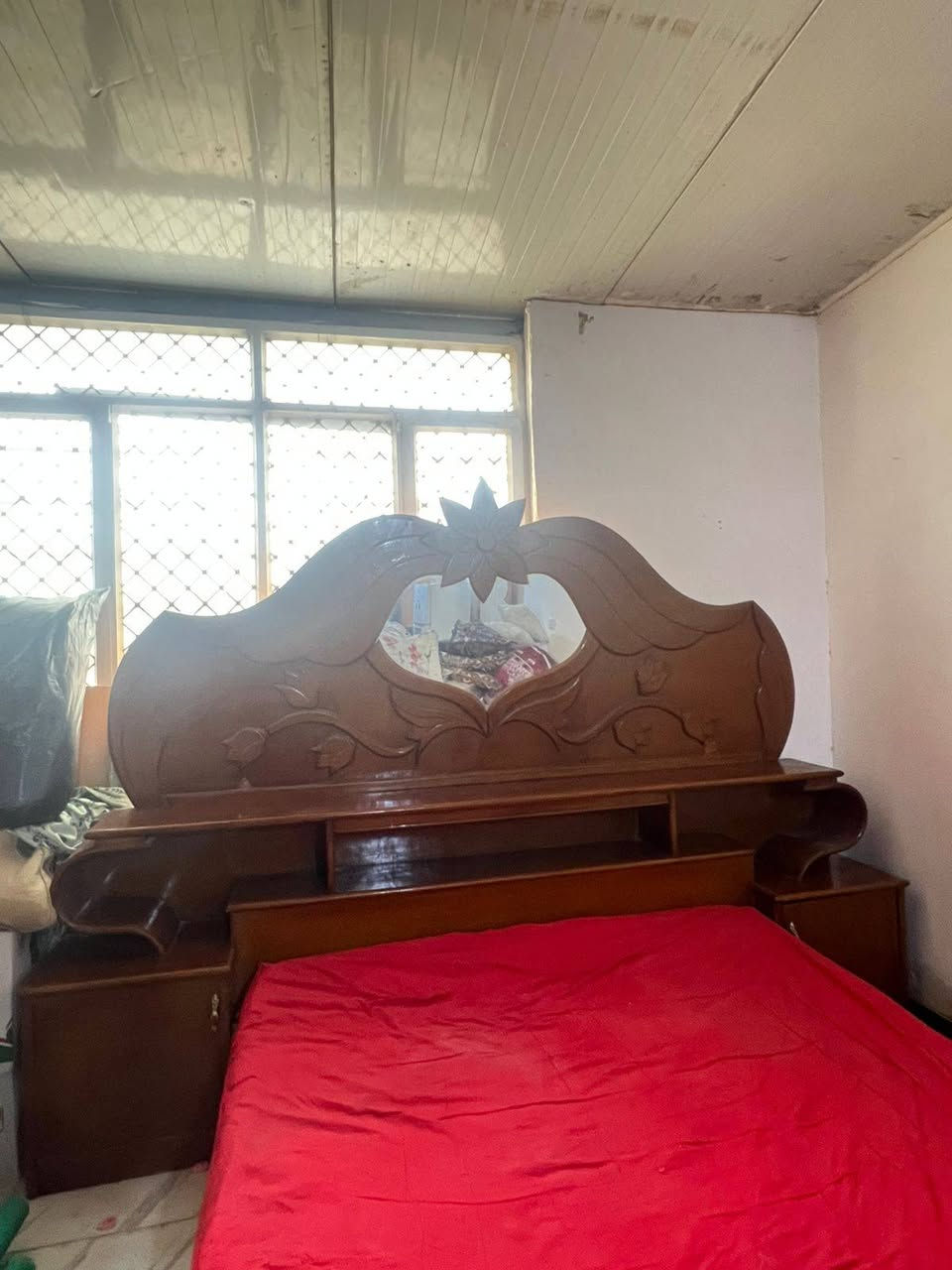 غرفه نوم مو  نضيفه مكانه بغداد زعفرانيه سعره 750.  
***********
