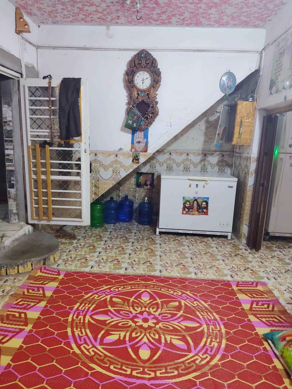 بيت للبيع بسوق التحدي قريب على الشركة العربيه مقابل مطعم باجة غالب بالفرع المقابيله السعر ٣٠ وبي مجال للشراي. المساحة ٦٠ .رجاءا الموشراي لا يتصل.للاستفسار اتصل على الرقم***********
