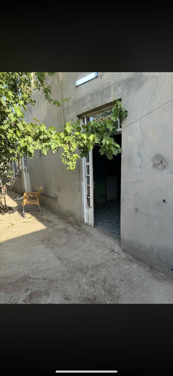 السلام عليكم بيت زراعي  للبيع  مساحة 250 م يتكون من ثلاثة غرف واستقبال ومطبخ قرب جسر الحولي مروج معاملة تطويب توجد كهرباء وماء جيد للاستفسار الاتصال على رقم ***********
