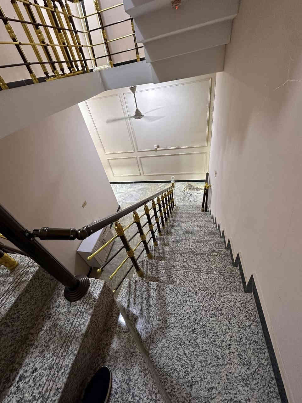 اللايجار ✅
————
دار 🏠 في كوت الحجاج 
مساحة ✏️ : 125 متر 
بناء سنت 2025 
طابقين يحتوي على اربع غرف نوم/ صالة / استقبال / مطبخ / صحيات عدد 3 / شارع عريض / يصلح لجميع انشطة تجارية
——————————————————————————
الاستفسار 
تصال على رقم هاتف
 *********** / عنوان لمكتب حي زهراء يم مستشفى نفط عقارات ابو انور 
————————————————
ملاحظة / لجميع زبائن عقارات ابو انور يتوفر جميع انواع العقار تجاري وسكني ويتوفر بنايات تجارية ومميز وبسعر معقول بوارد مميز جدا لبيع وايجار / يتوفر بيوت وشقق محلات طوابق مفتوحة لايجار ولبيع كذالك 
.
.
نستقبل جميع عروضكم عقارية لبيع وايجار
