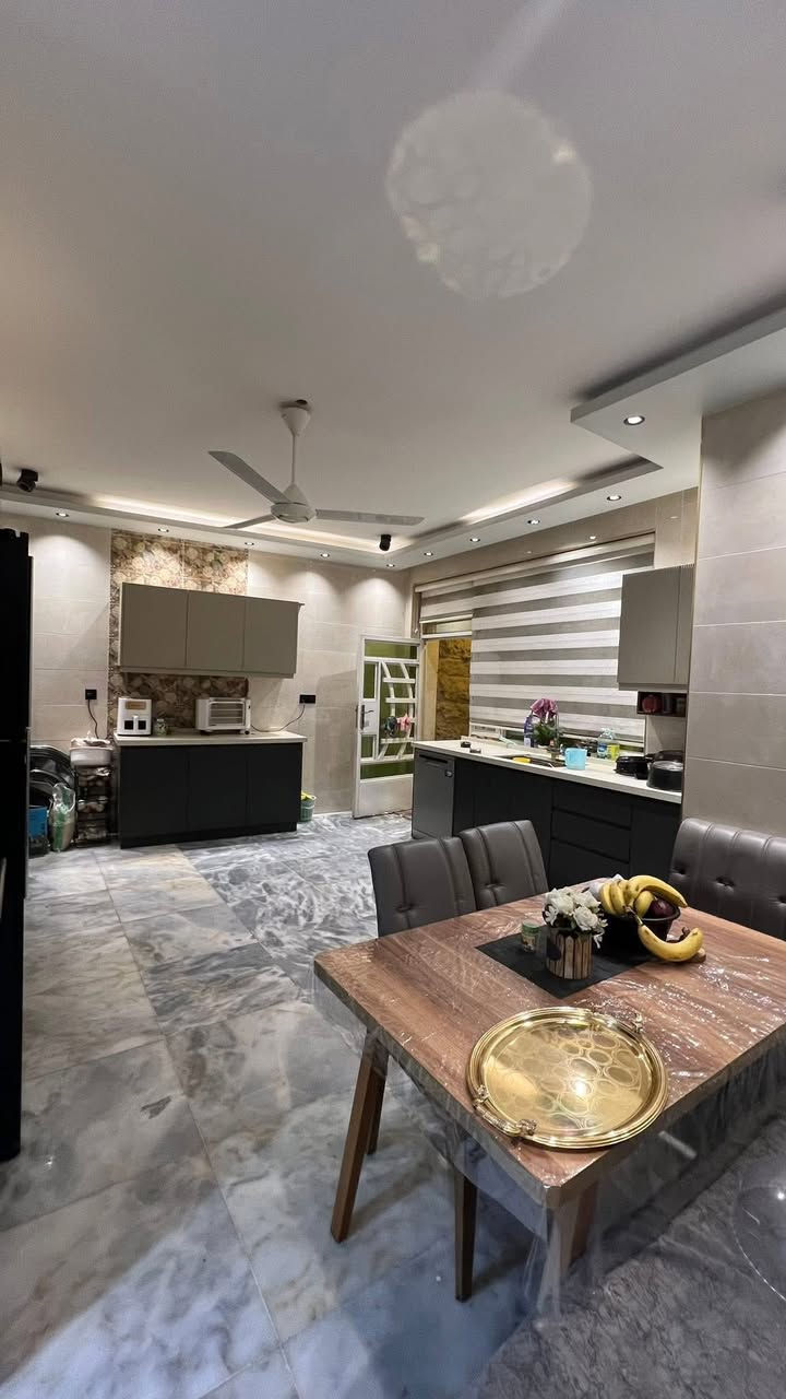 #مكتب_الودق_للعقار
دار للبيع شارع فلسطين محلة 510  شارع الطارق مساحة الدار 335 متر 
واجهة 11.16 متر 
نزال 30 متر 
سنة البناء 2017
يحتوي على كراج /صالة/استقبال/مطبخ/خدمات/منور/ 
7 غرف نوم 

#للأستفسار_يرجى_الاتصال_او_المراسلة 

☎️مهندس مصطفى واتساب *********** 

استقبل العروض فقط على هذا الرقم ***********
