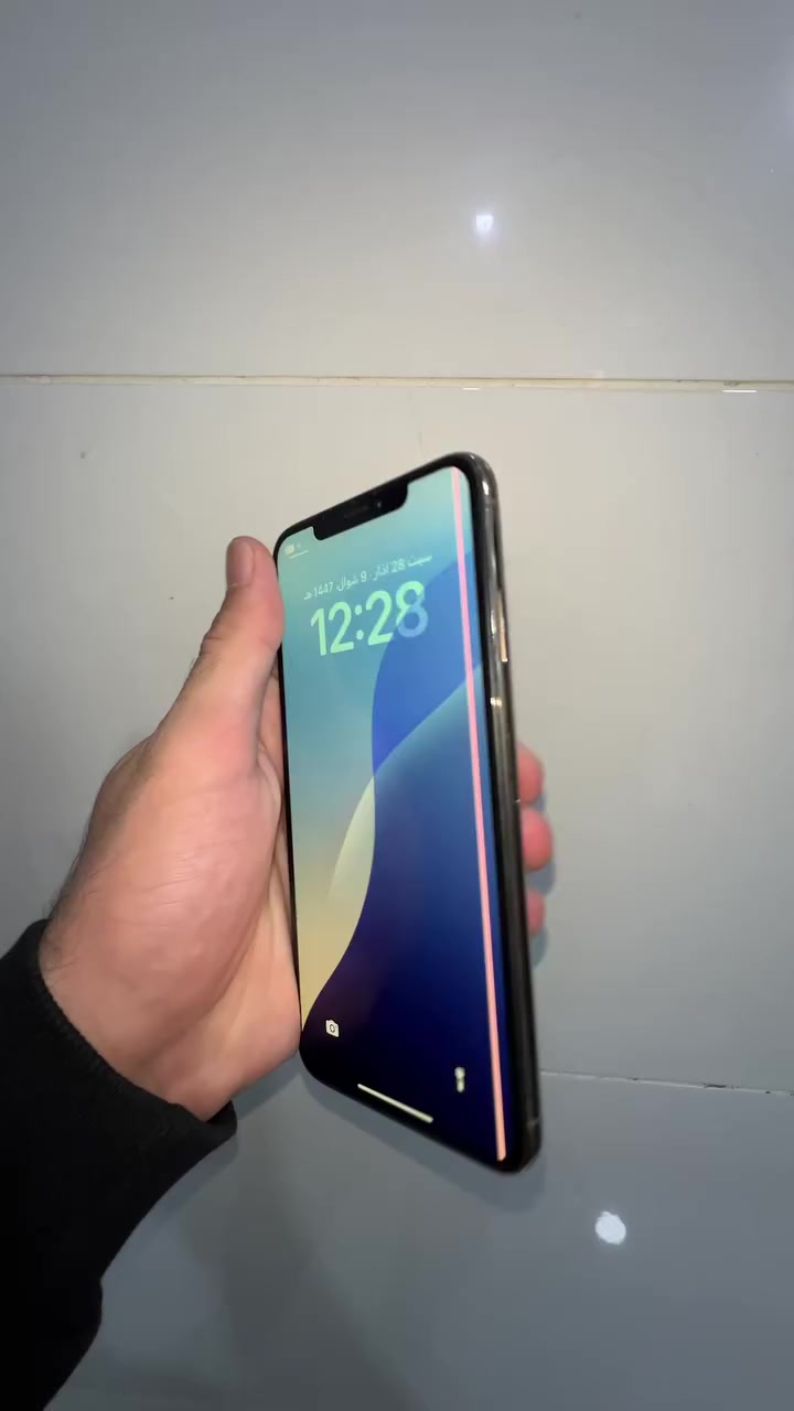 السلام عليكم أيفون X max للبيع 
ذاكره 256 بطاريه 79 بلاديه الضهر مكسور مثل ما موضح بالصوره واكو خط بالشاشه 
للأستفسار مراسله خاص او الاتصال 
***********
