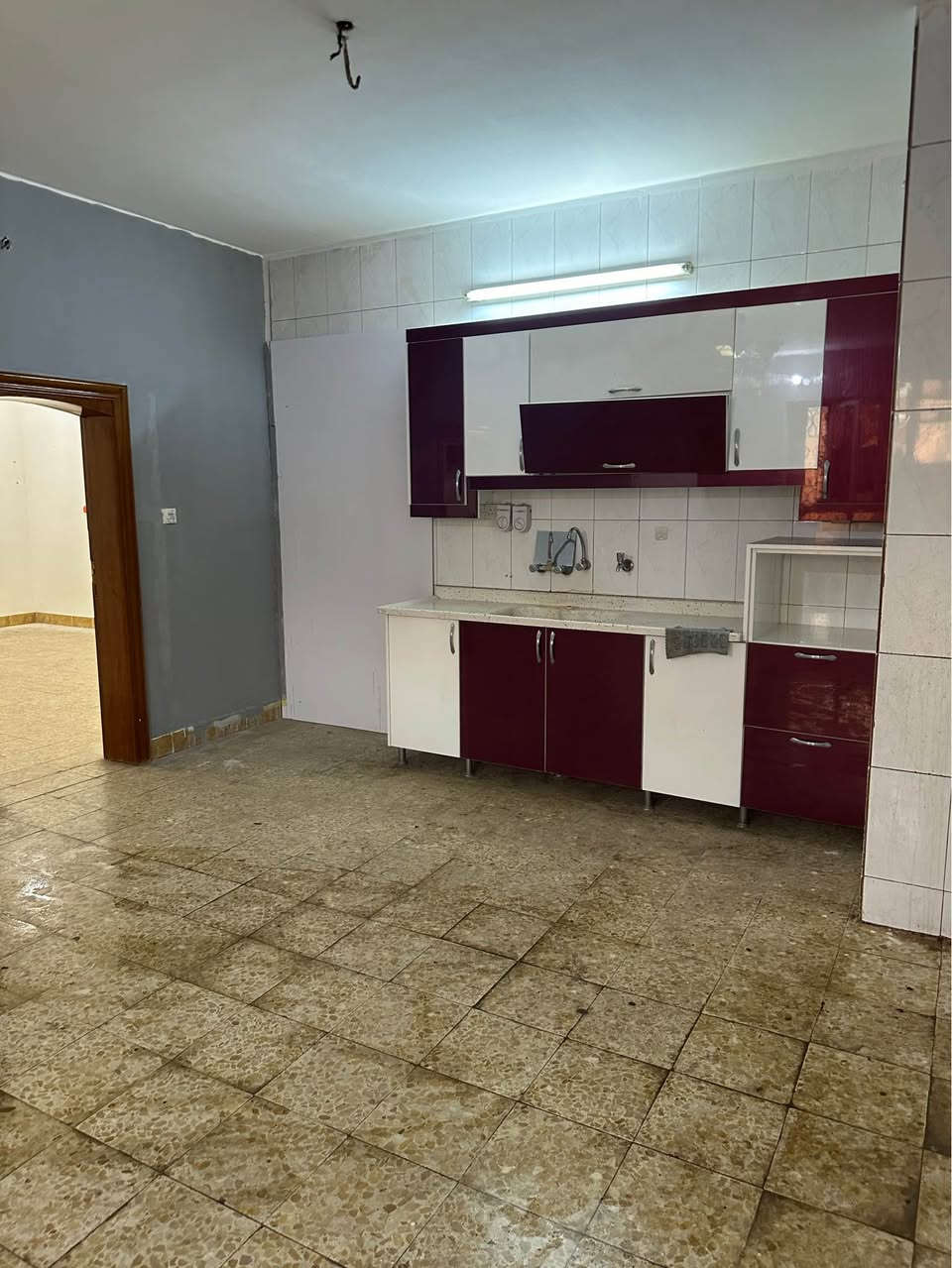 شقة للايجار في حي الحسين طابق ثاني باب وحدها معزول متكونه من غرفتين وصاله ومطبخ ومجمع للصحيات مكانها اول فرع بعد تقاطع حي الموظفين 
للاتصال والاستفسار
0781642006
*********** كربلاء, العراق
