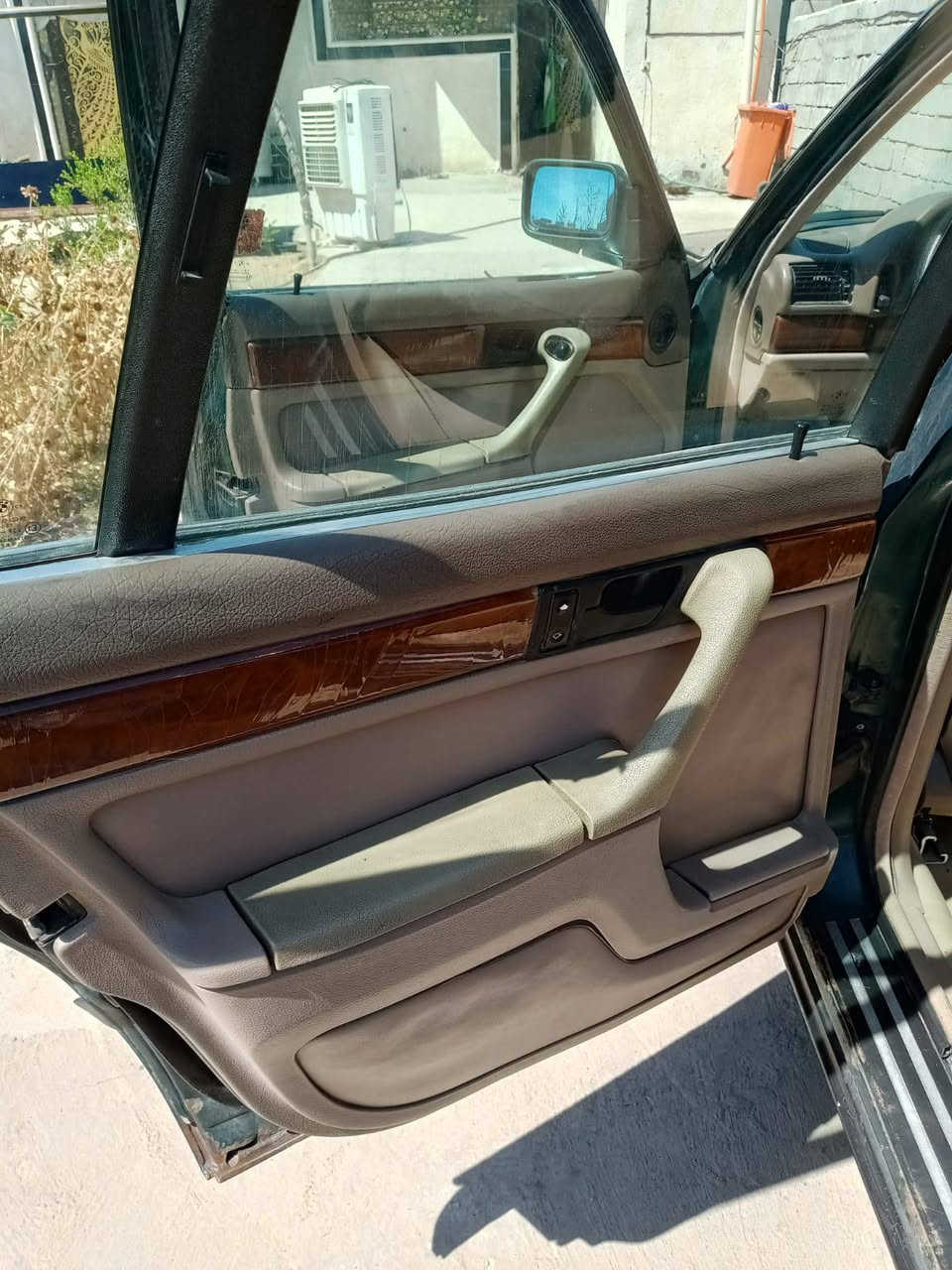 اسلام عليكم   (BMW735)
فول مواصفات موديل 91 باسمي رقم بغداد
 فتحه شغاله طكتين
جام 4 شغالات داخل جلد دبل جكمجه 
حداديه خلفيه اكسل رياضي ابو القفل 100/100
 حداديه اماميه 70/100
كير ومكينه مكفوله 
تثبيت سرعه رقم السري شغال 
كل الكهربائيات شغاله 
صبغ جماليه بدون حادث تبريد شغال 
كامرات امامي خلفي كشنات كهربائيه 
سماعات ستيريو مع نشره 

............. السعر 65 وبيها مجال 
العنوان بابل اسكندريه! 
*********** اتصال او واتساب 
*********** اتصال او واتساب
