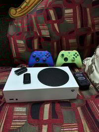 جهاز اكس بوكس سيريس اس كامل ملحقاته معى جوستك اضافيه اصليه + بطاريات و...