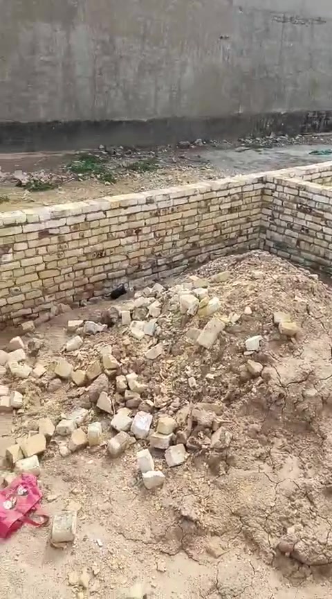 بتلو للبيع شارع النفط قرب الحسينية نزلت بيت جليب 180 متر السعر 11 مليون وبيهه مجال الرقم ***********
